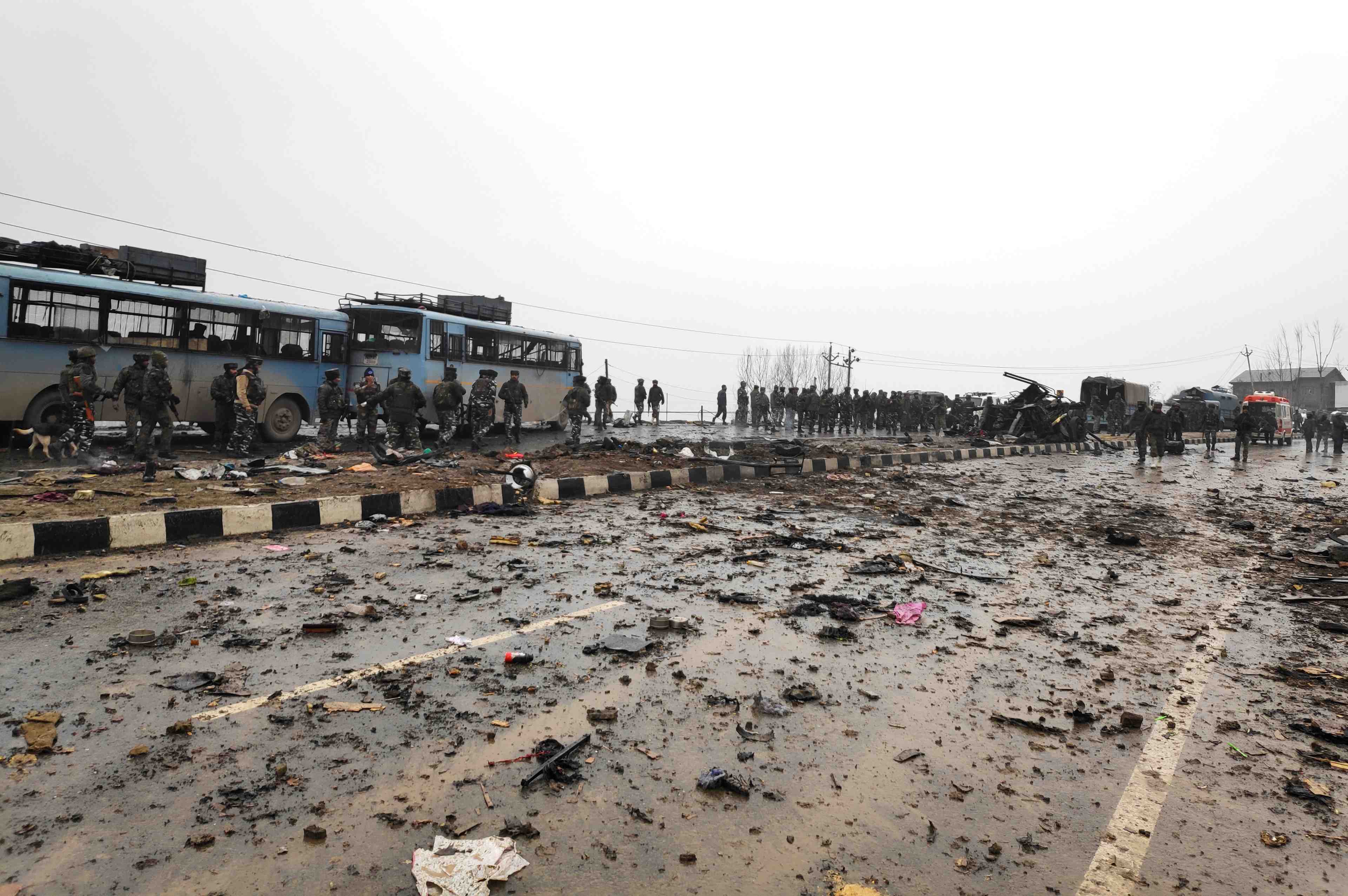 Quarante-quatre policiers indiens tues dans un attentat au cachemire
