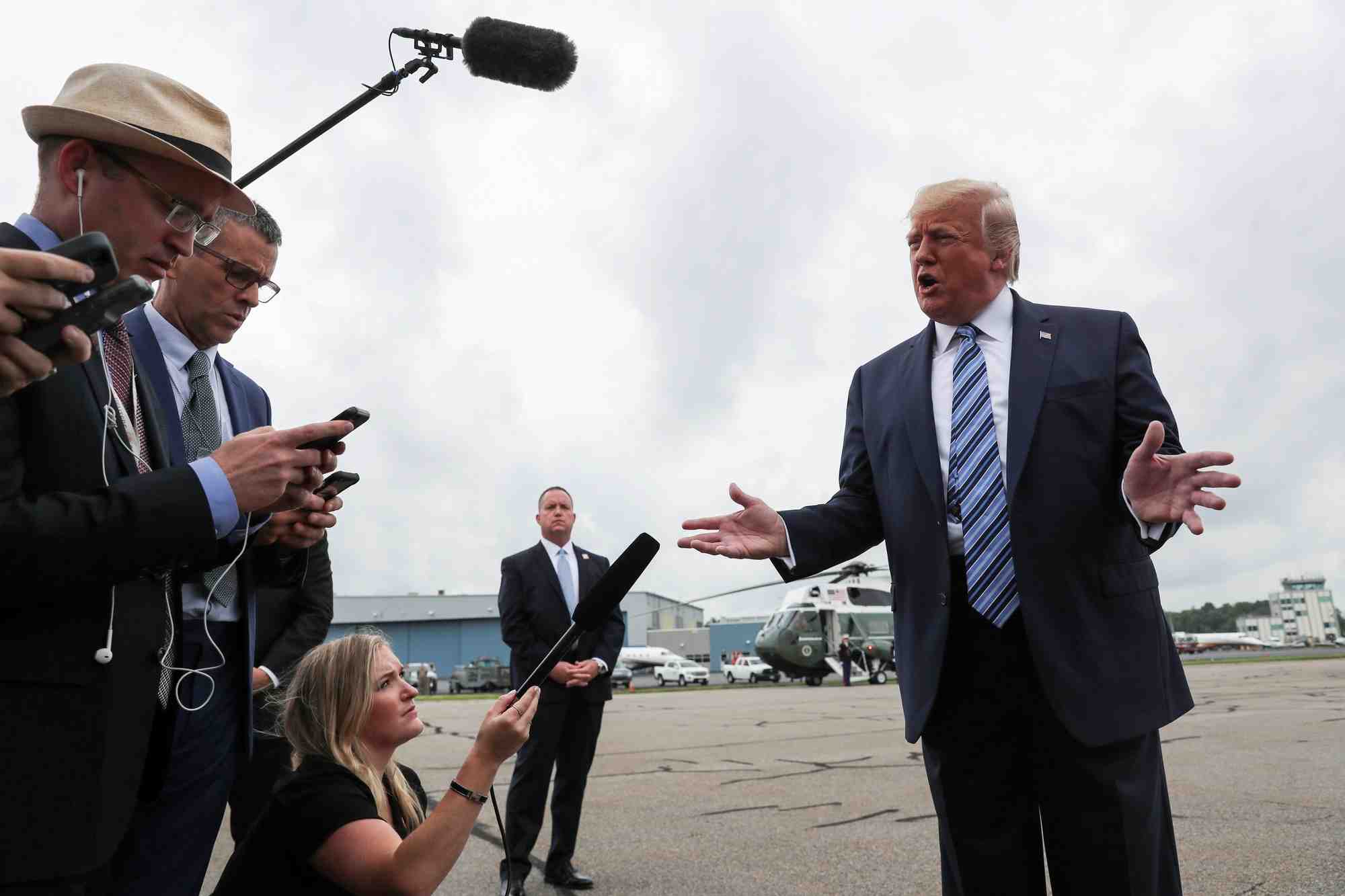 La fed est "tres en retard", deplore trump