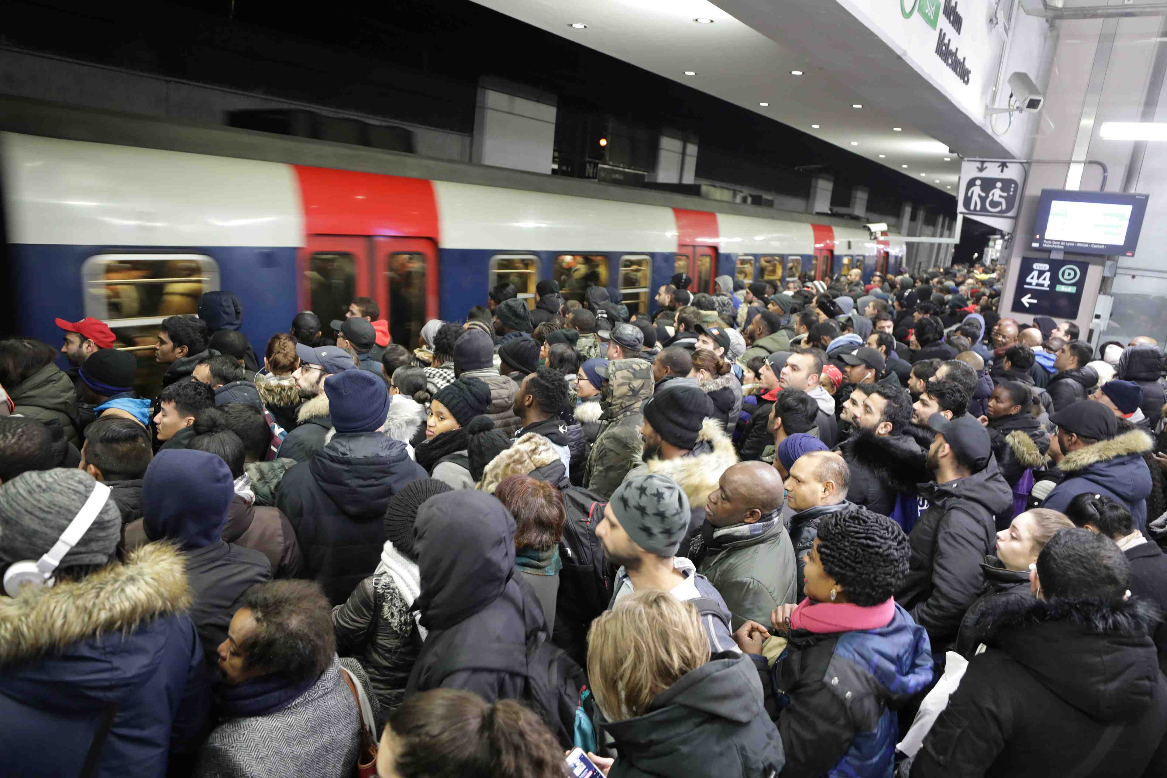 France: nouvelle journee test pour les retraites, les transports perturbes