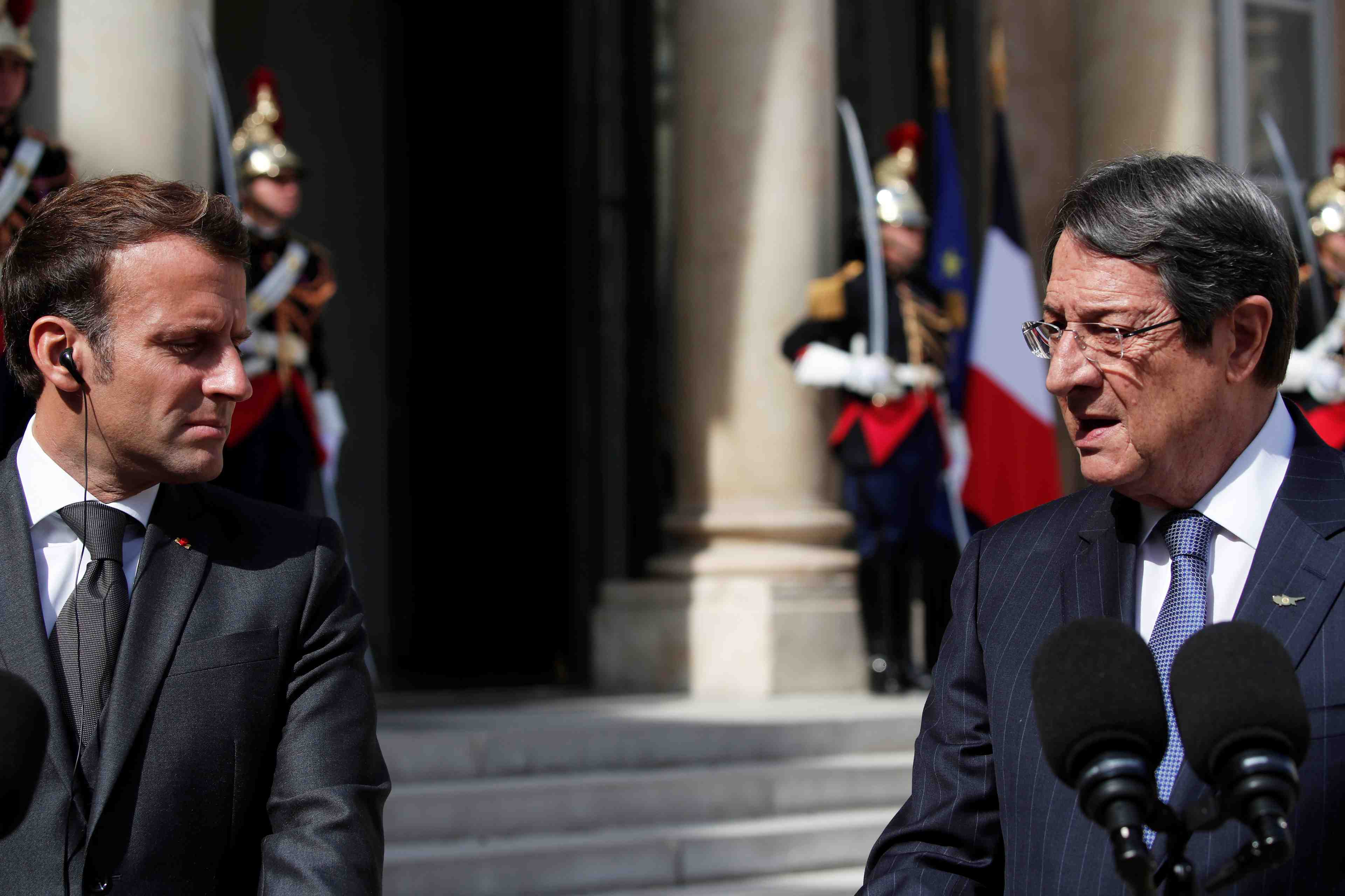Macron appelle a sanctionner toute violation d'espace maritime en mediterranee