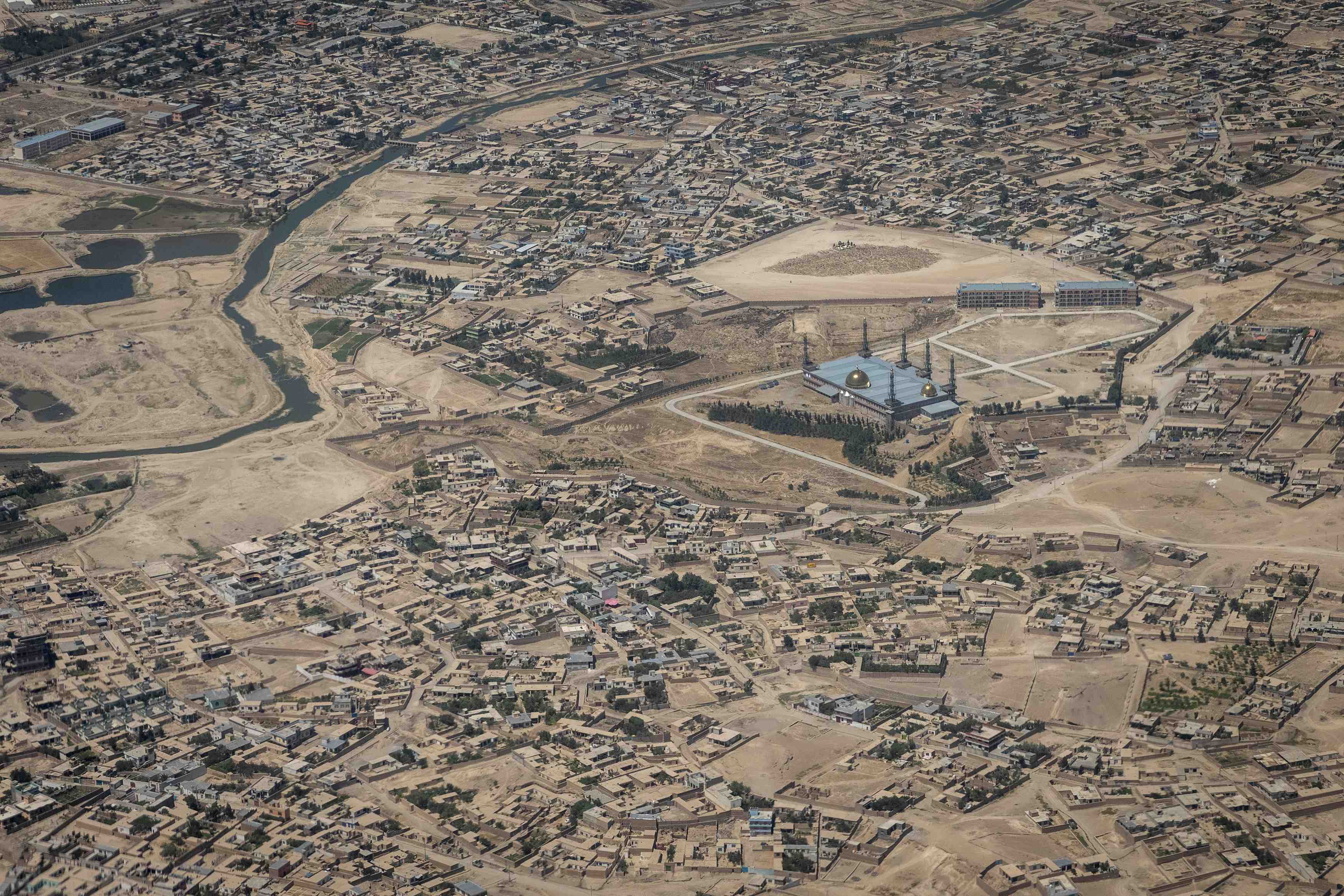 Les taliban aux portes de kaboul tandis que les troupes us atterrissent