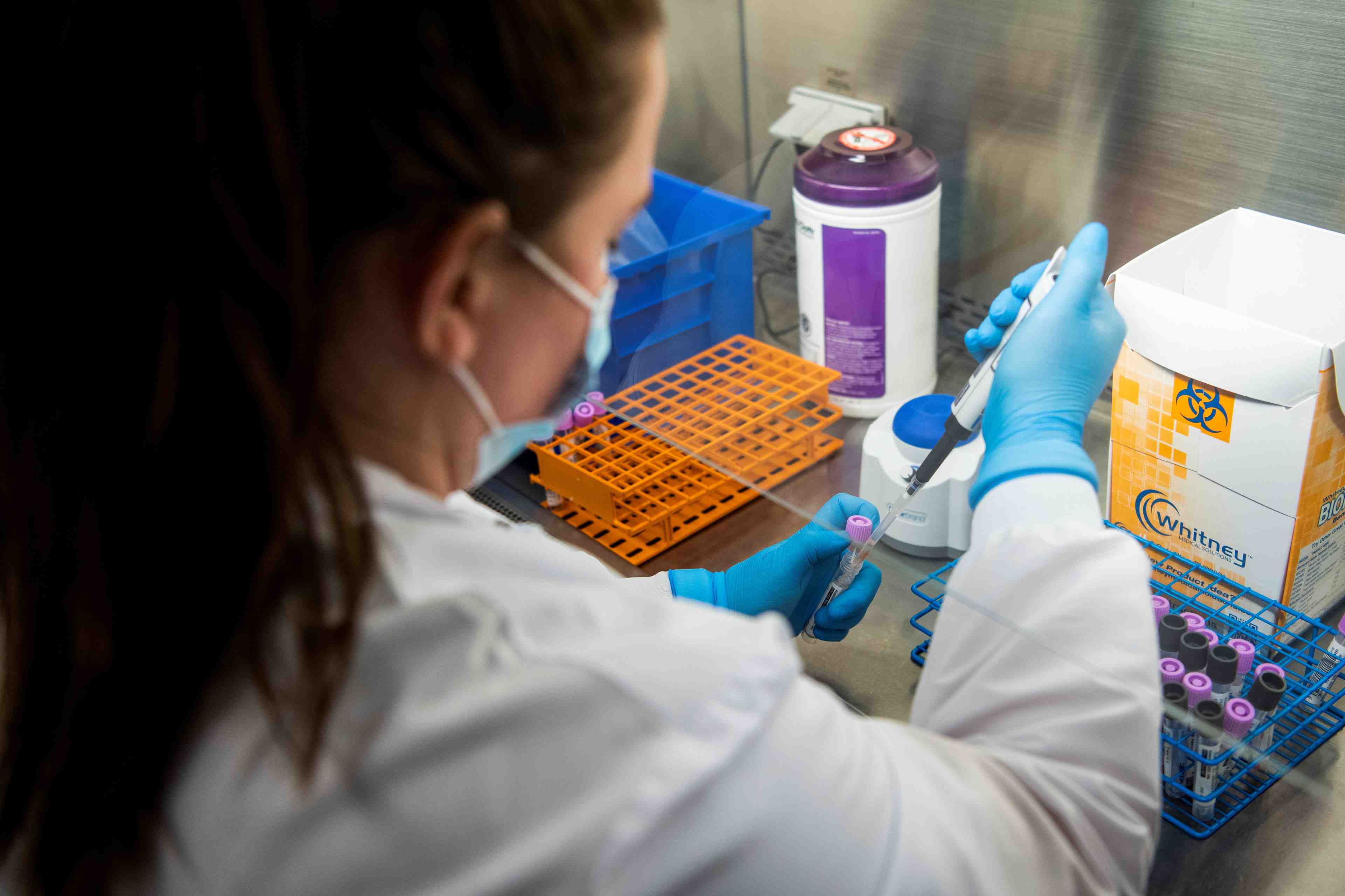 Des tests montrent que 3 doses de vaccin neutralisent omicron, disent pfizer et biontech