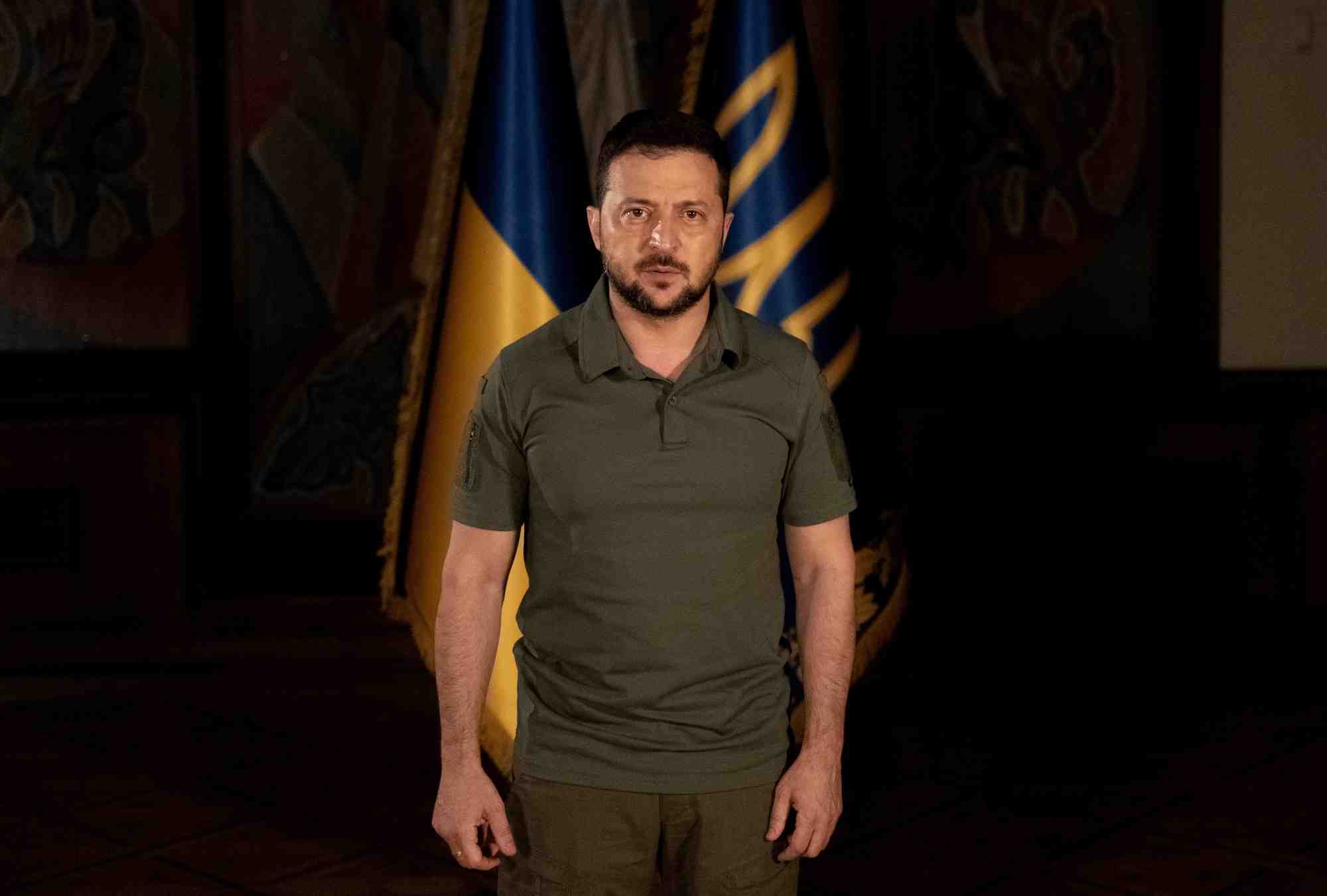 Le president ukrainien volodimir zelensky pose pour une photo apres une interview a kiev