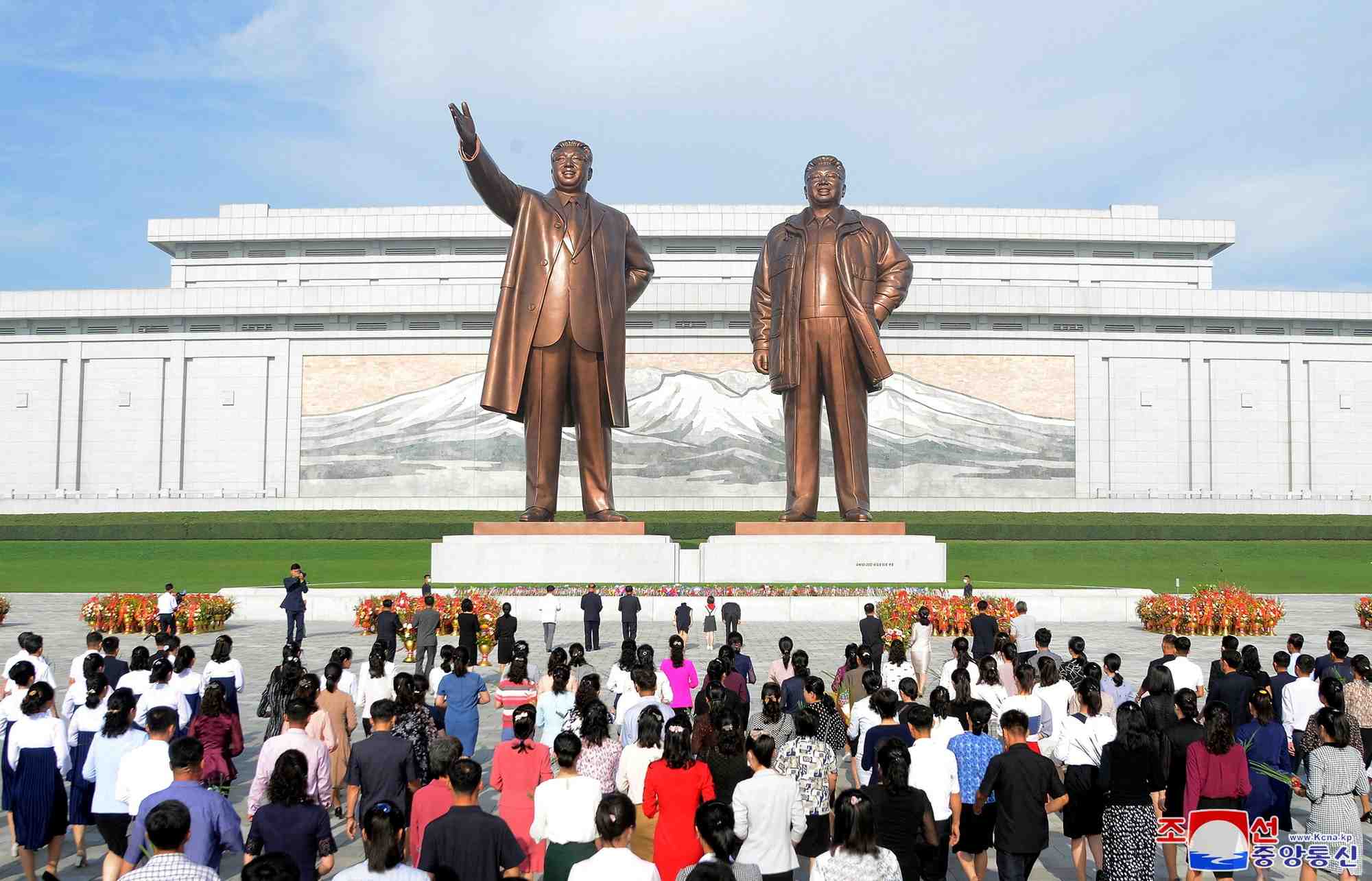 Photo d'archives :  les statues du fondateur de la coree du nord, kim il sung, et du defunt dirigeant, kim jong il, en coree du nord