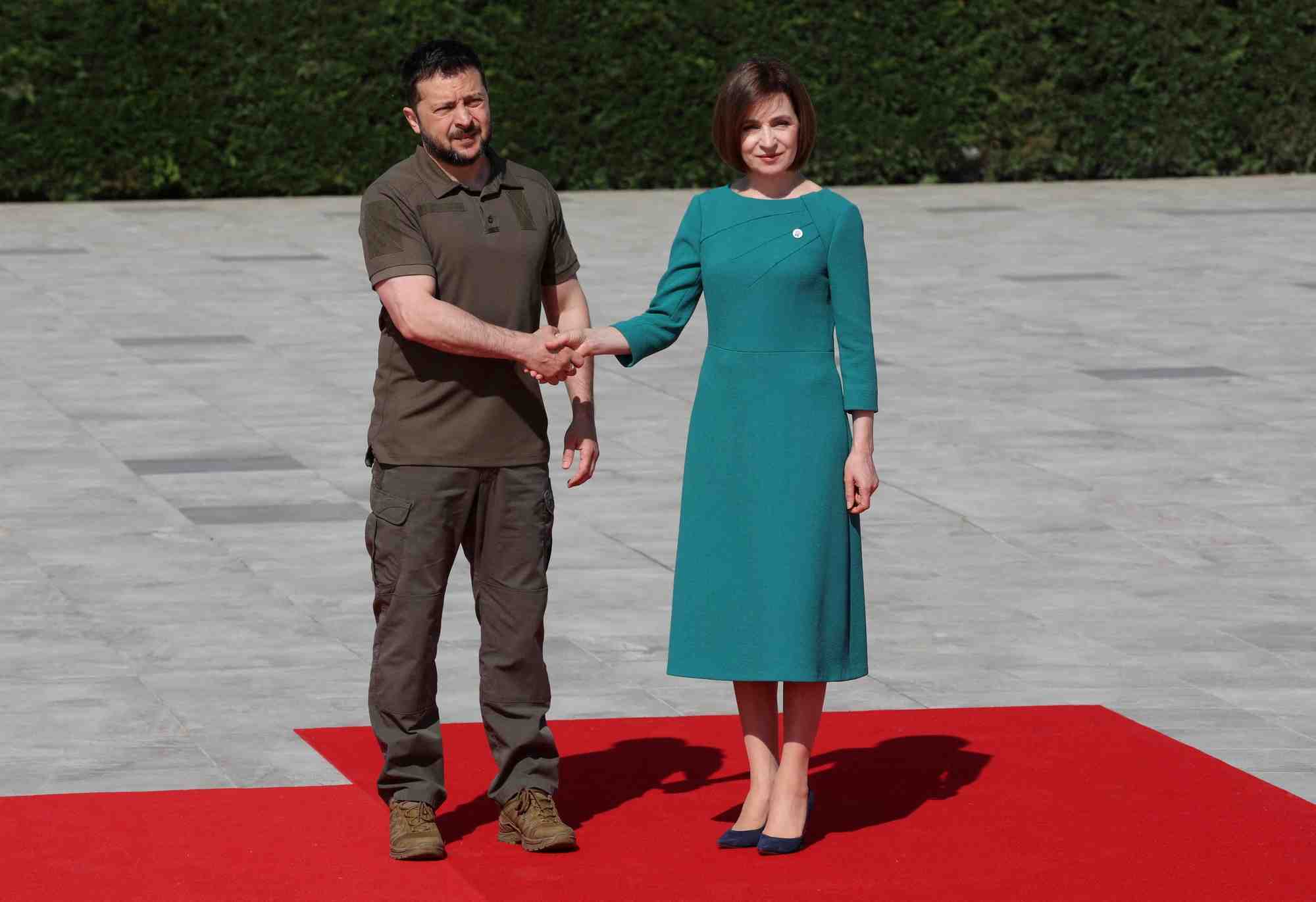 Le president ukrainien, volodimir zelensky, serre la main de la presidente moldave, maia sandu