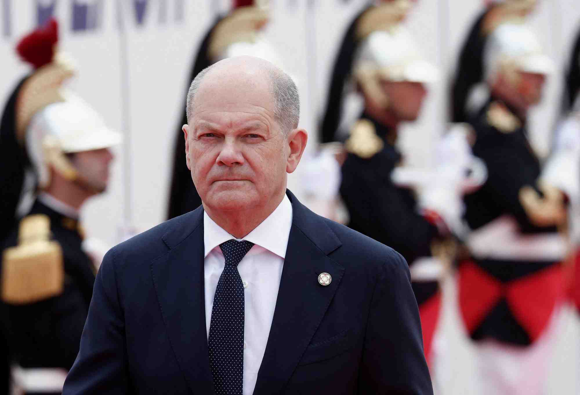 Le chancelier allemand olaf scholz assiste a une ceremonie