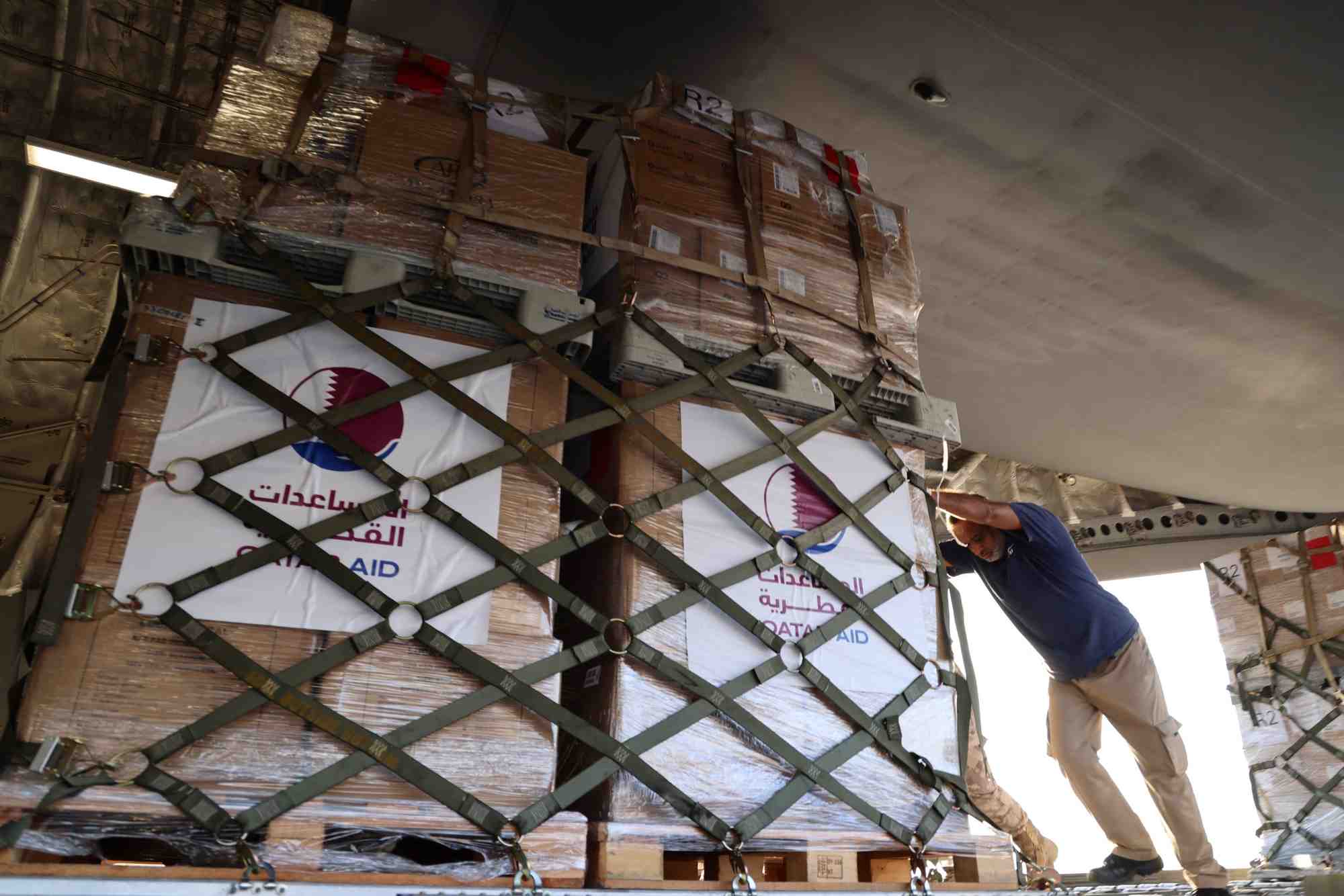L'aide qatarie est chargee dans un avion cargo a destination du liban