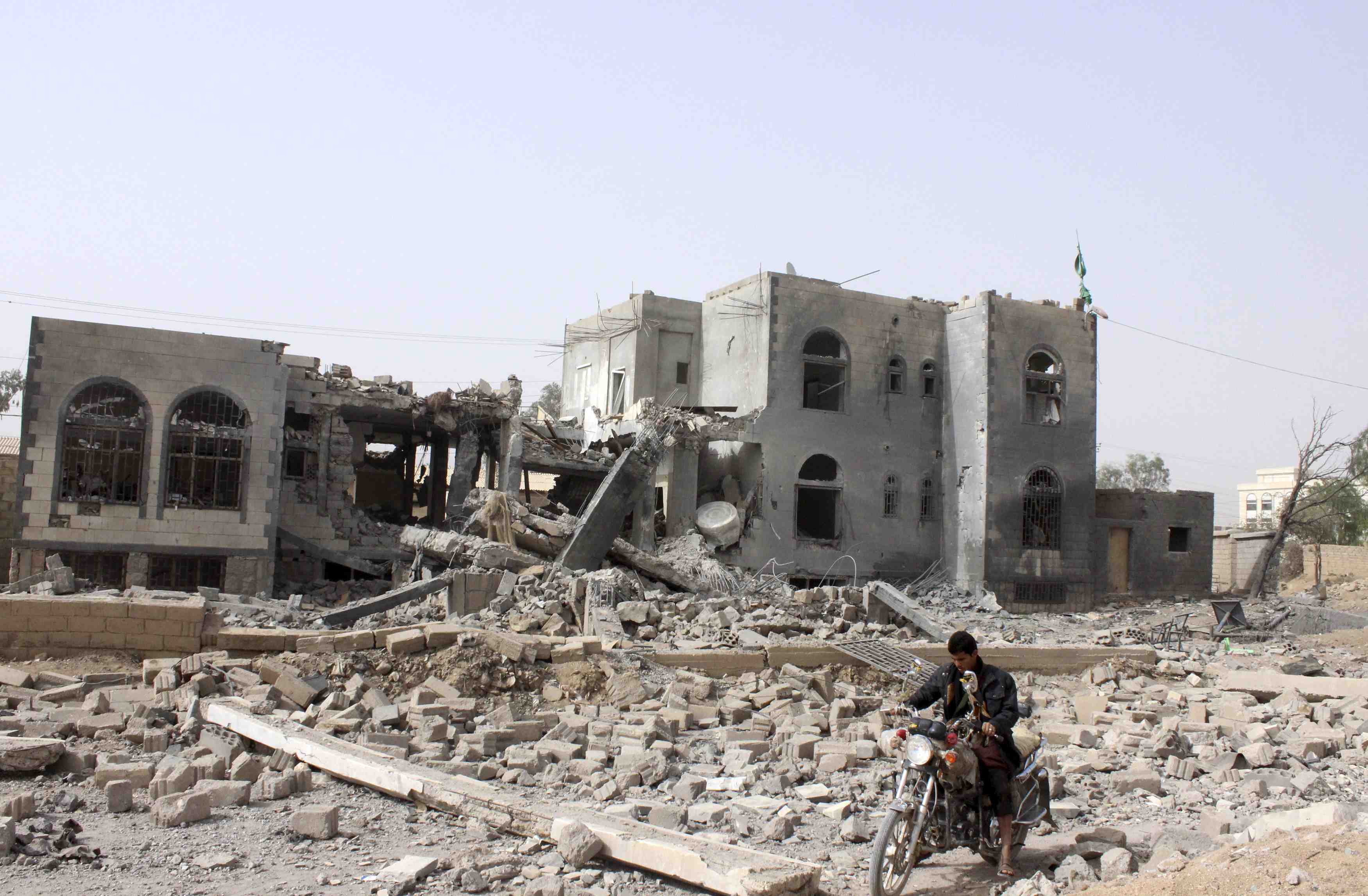 Les raids aeriens de la coalition saoudienne reprennent au yemen