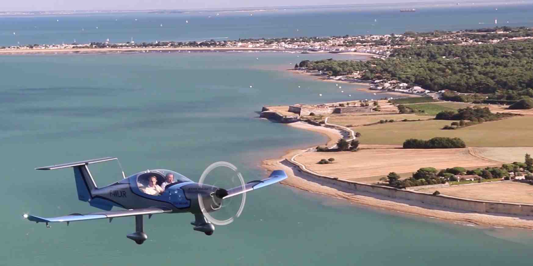 Les avions d'Elixir Aircraft effectuent leurs essais le long du littoral charentais, comme ici au-dessus de l'île de Ré.