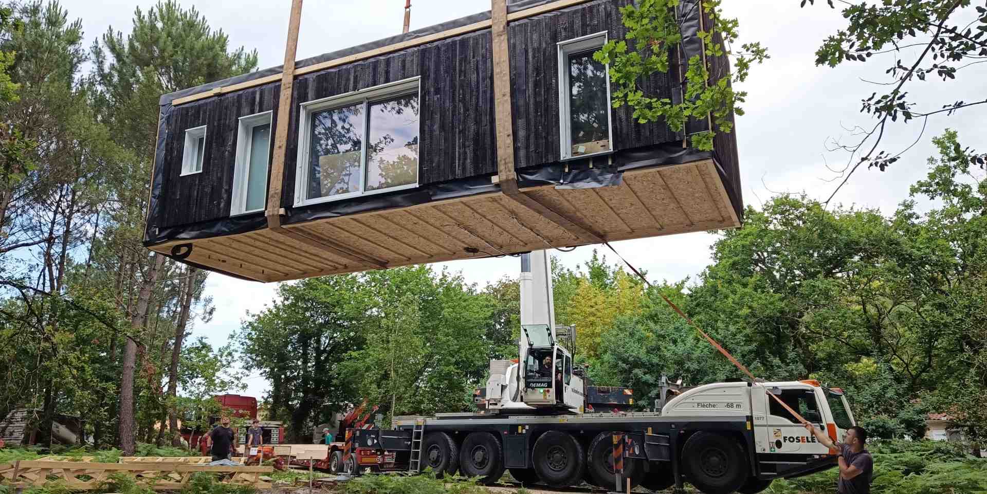La maison a été installée dans le jardin d'un particulier dans le Haut-Médoc.