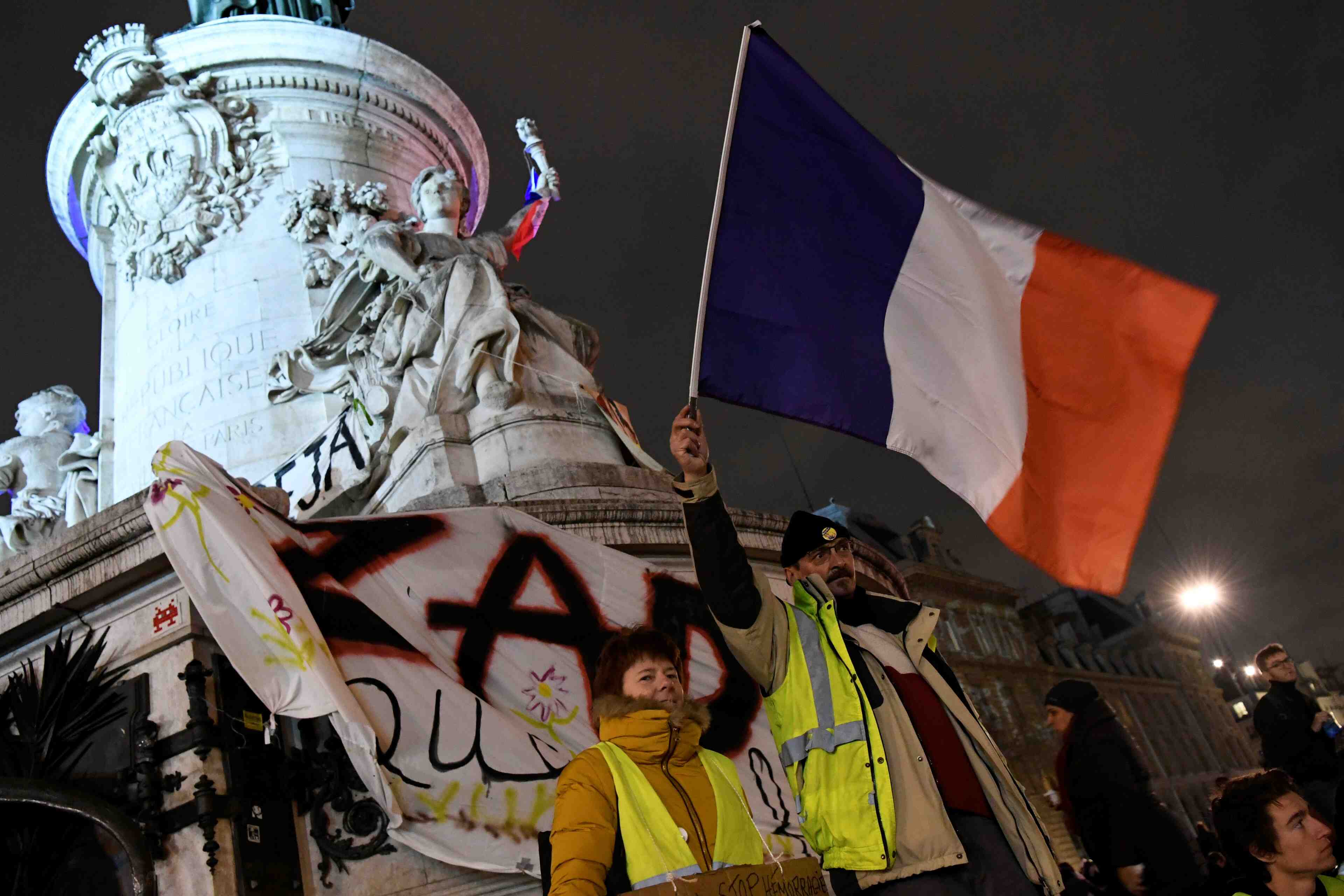 "gilets jaunes": la crise ouvre la boite a fantasmes politiques