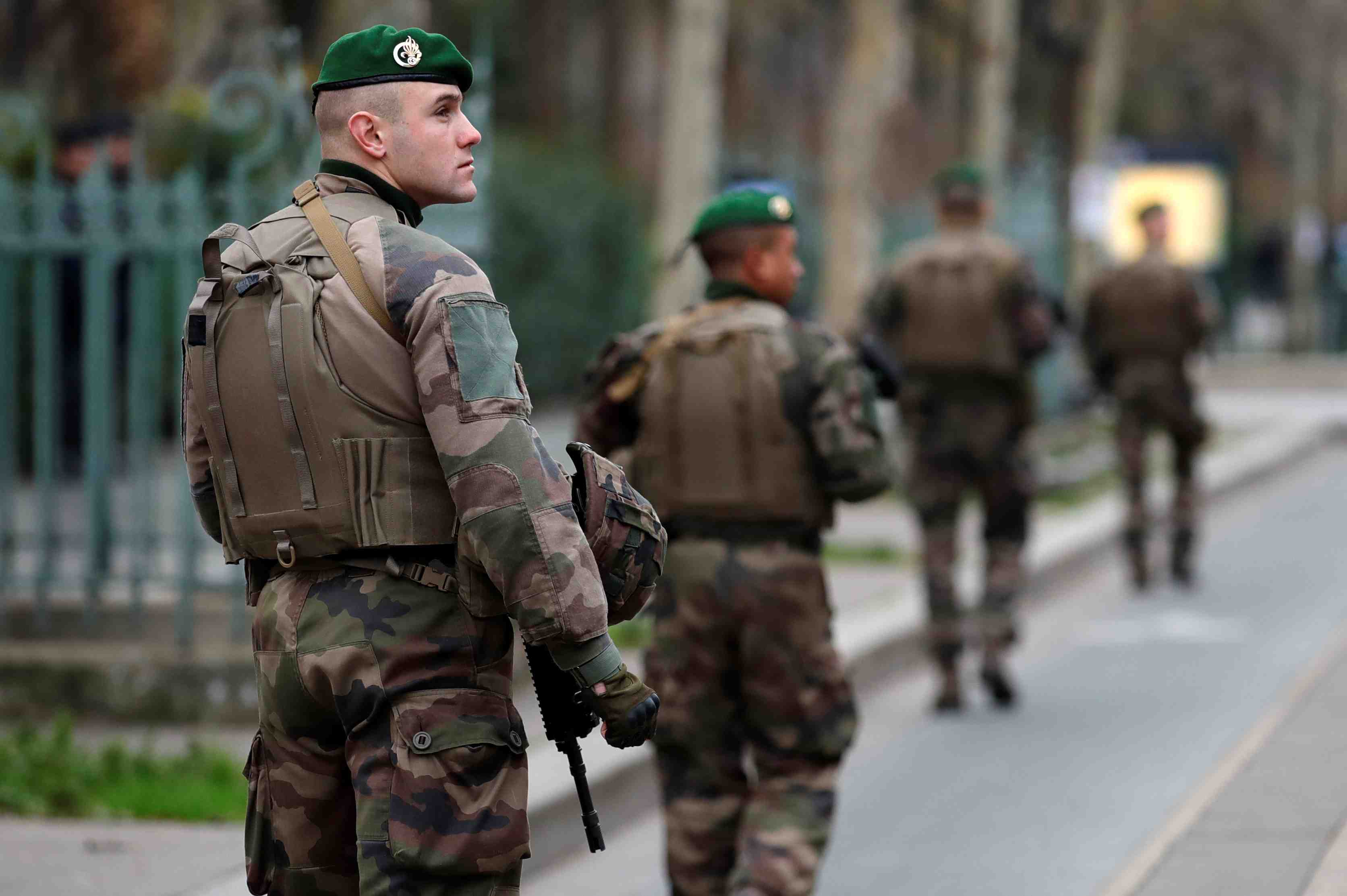 Macron deplore "un faux debat absolu" sur le role de sentinelle