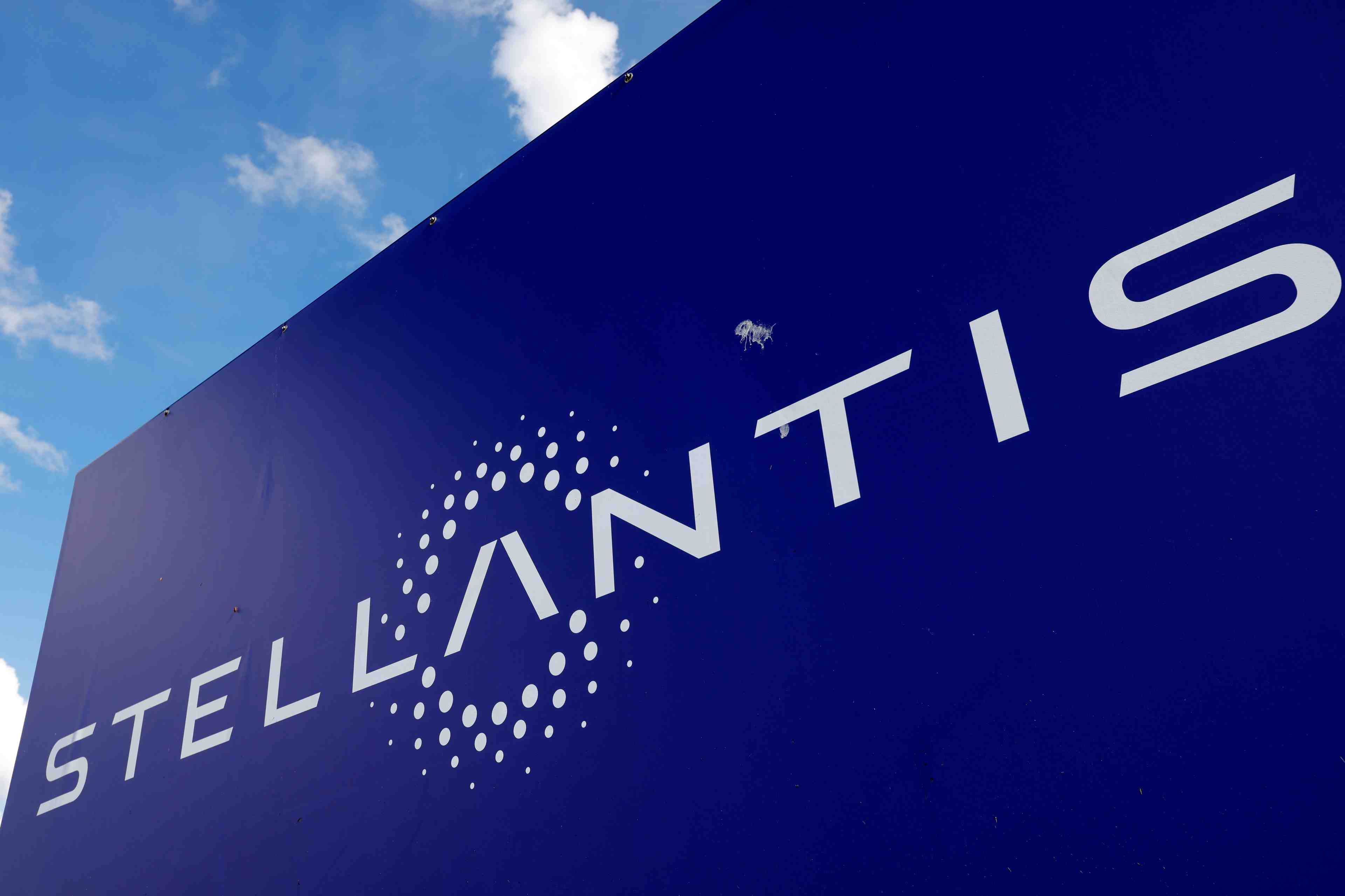 Stellantis perd 600.000 vehicules au troisieme trimestre a cause des puces, objectifs confirmes