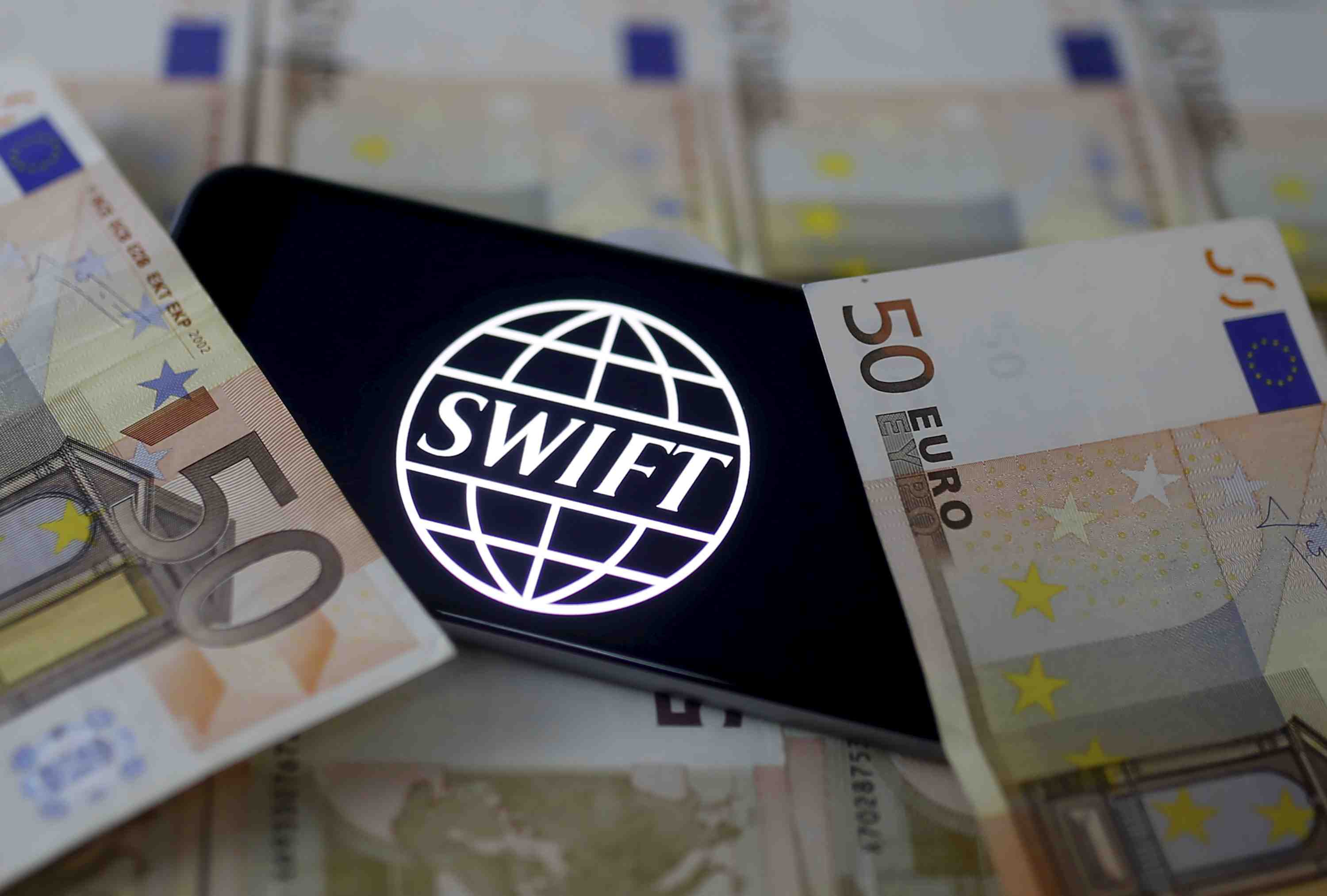L'union europeenne peu susceptible de bloquer l'acces de la russie a swift dans l'immediat-sources