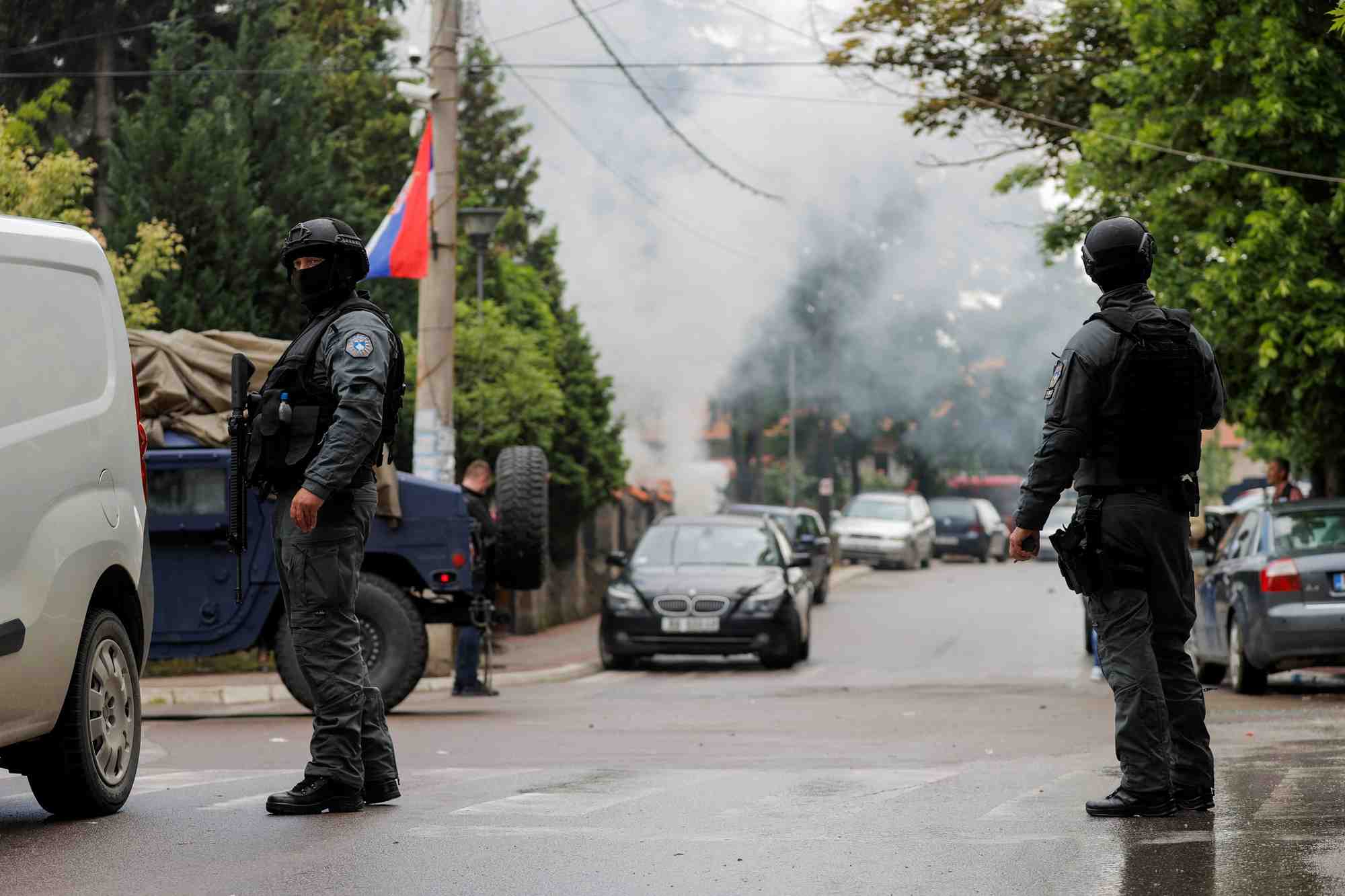 La police monte la garde apres des affrontements entre la police du kosovo et des manifestants serbes