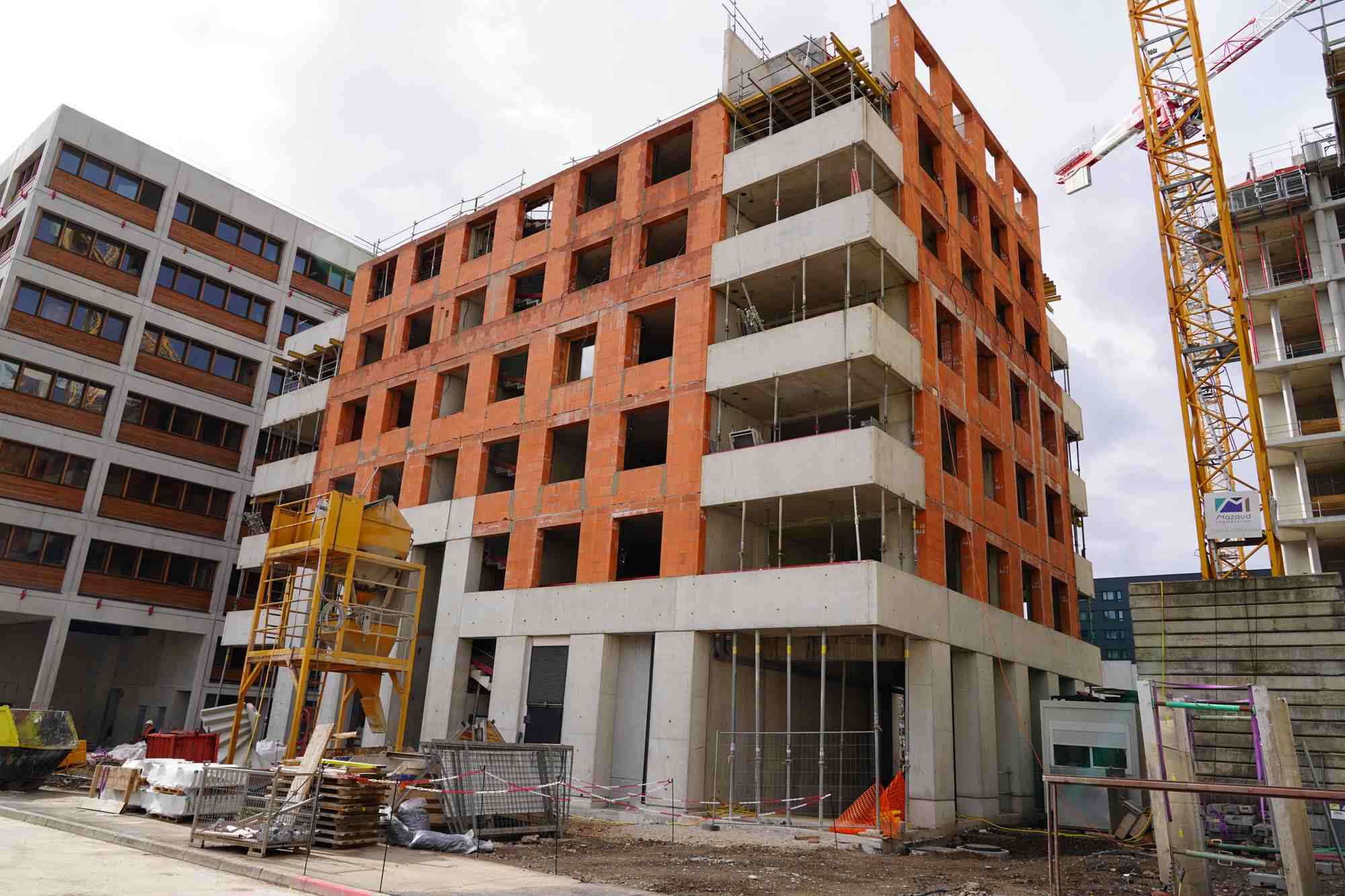 Nexity construit actuellement le premier immeuble d'habitation bioclimatique de France, qui n'utilisera ni chauffage ni climatisation et promet d'apporter une température intérieure compris entre 22 et 26 degrés. Deux projets sont déjà prévus à Paris, avec le même architecte.