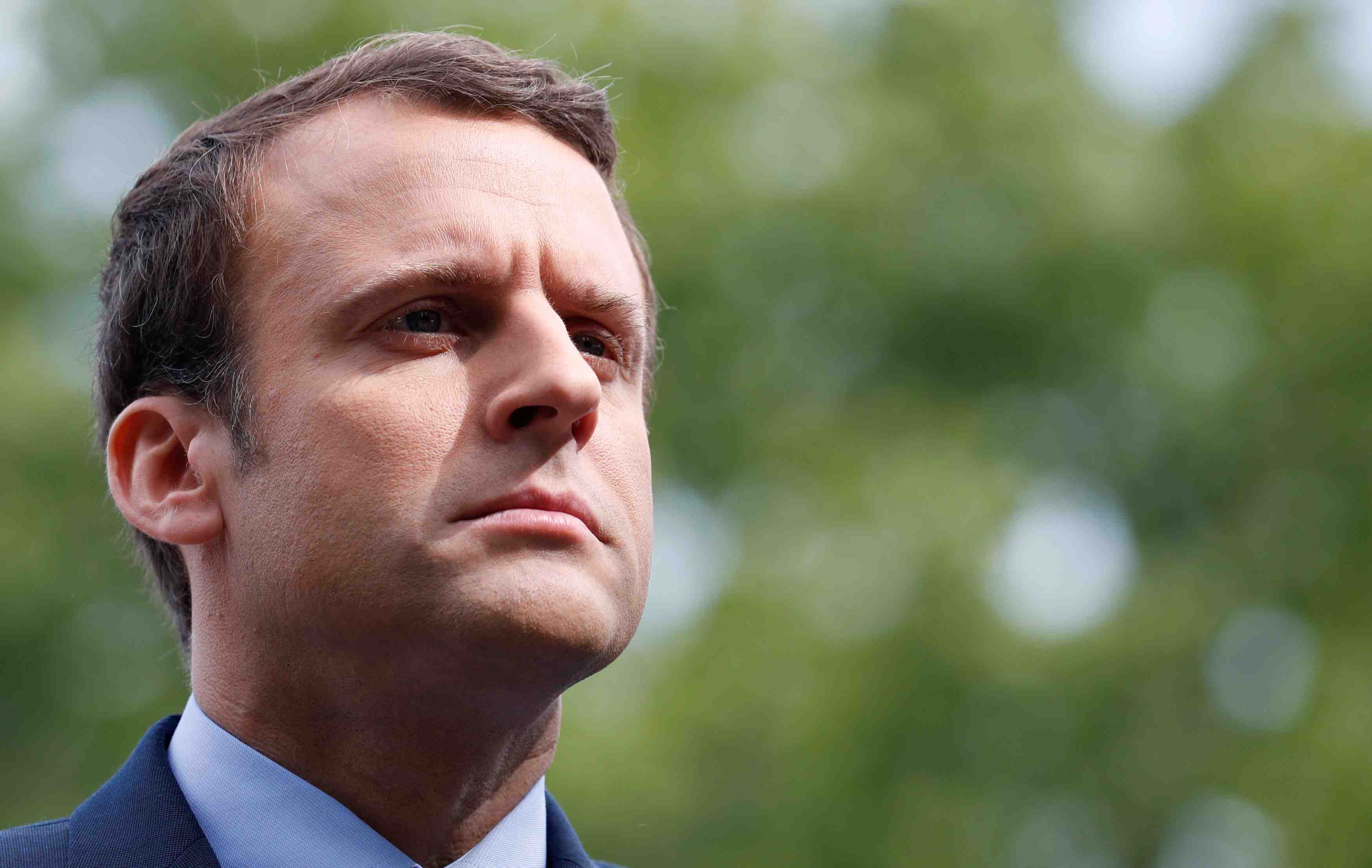 "rien n'est jamais gagne", repond macron a hollande