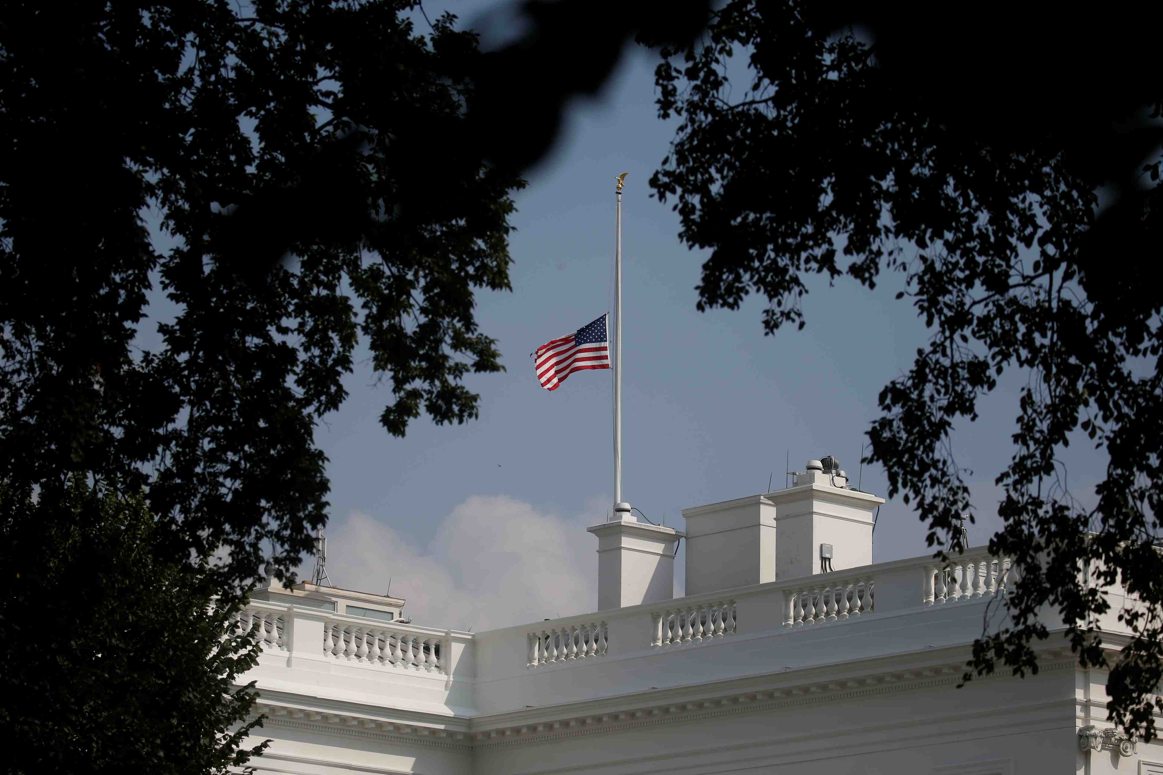 Pour mccain, trump demande que les drapeaux soient en berne