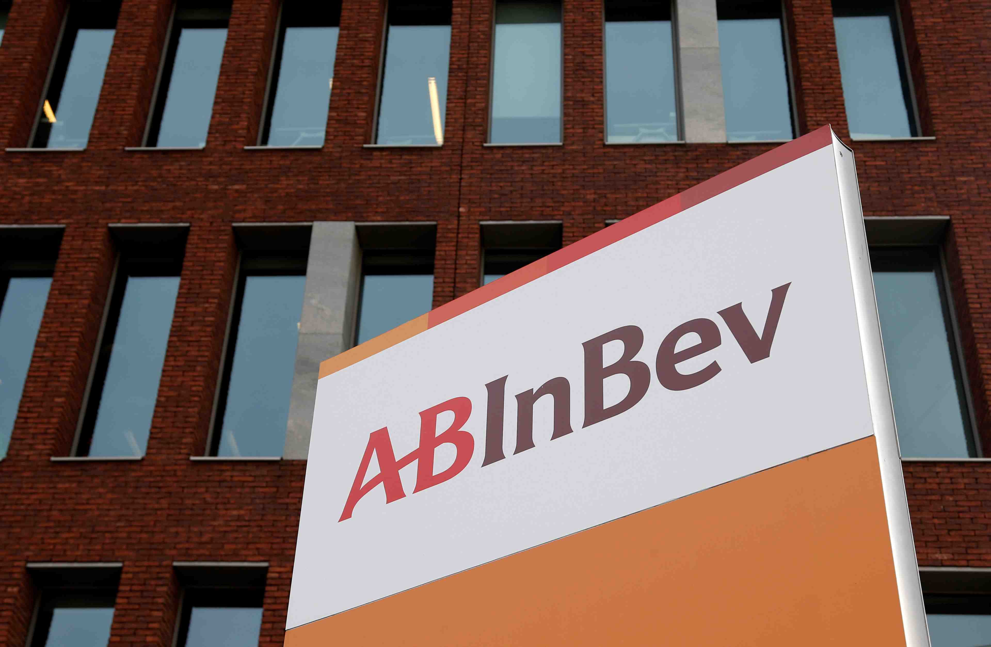 Ab inbev reduit de moitie son dividende, le titre chute