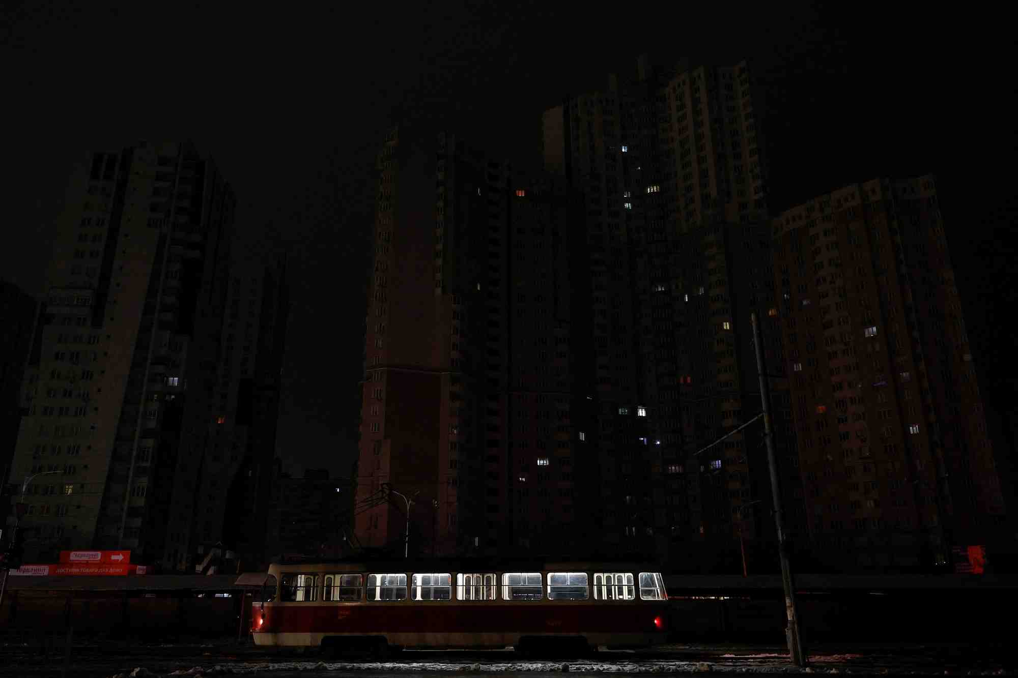 Un tramway devant des appartements a kyiv sans electricite apres des frappes de missiles russes