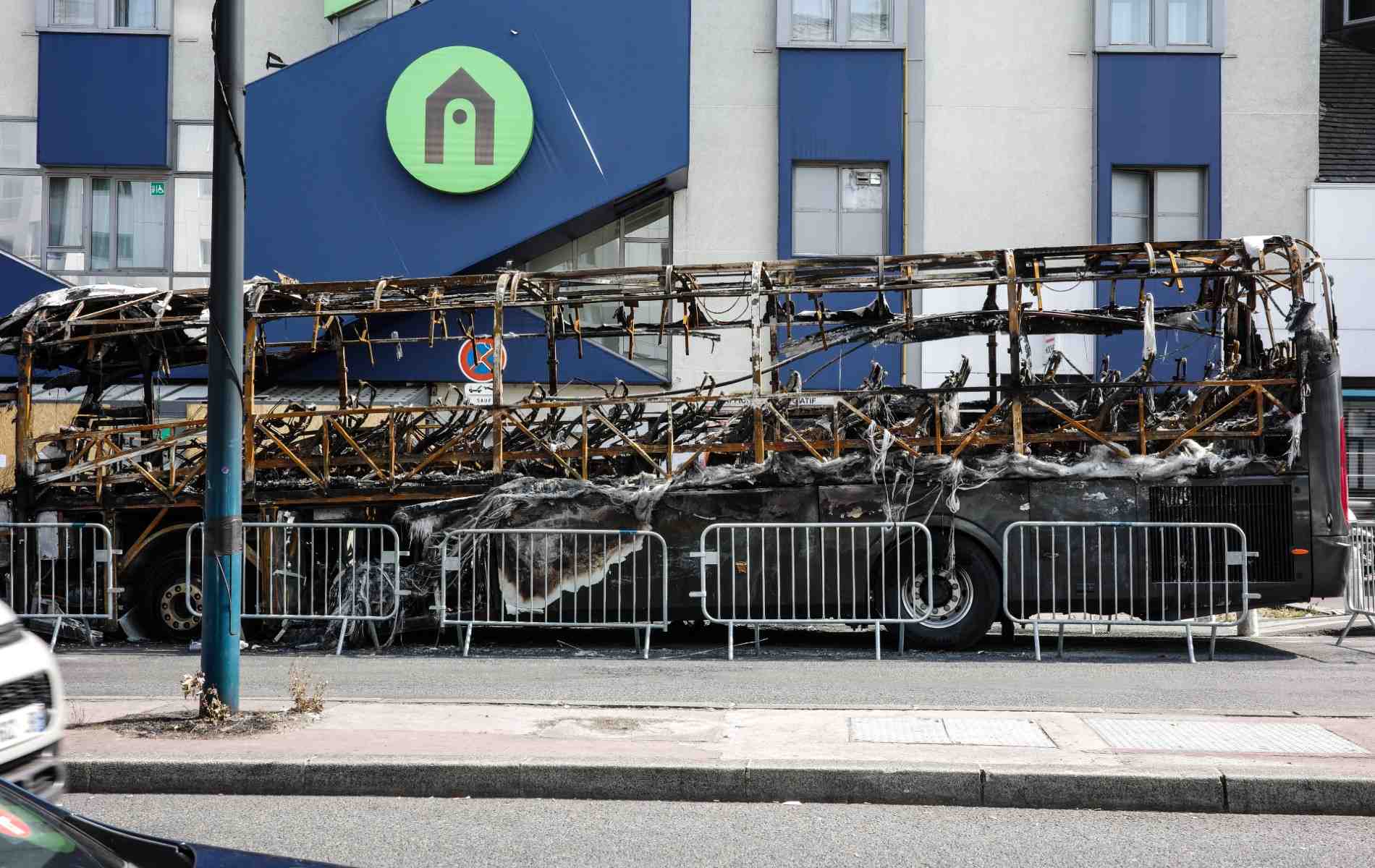 De nombreux équipements dans les communes ont été incendiés provoquant d'importants dégâts.