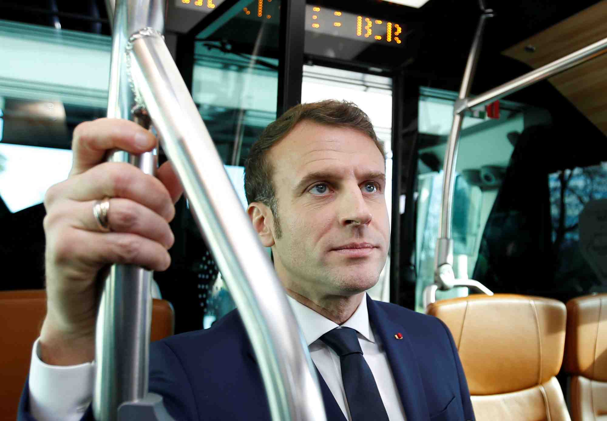Le president francais emmanuel macron dans un bus a hydrogene a paris