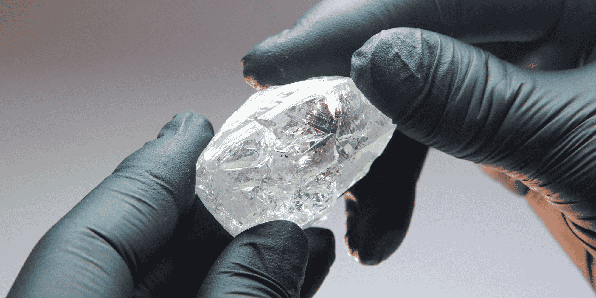 Les Vingt-Sept ont ajouté Alrosa, le plus gros producteur de diamants dans le monde, et son patron Pavel Marinychev, à sa liste noire des entités et des personnalités (Photo prise le 25 février 2021, lors d'une présentation du groupe Alrosa à Moscou).