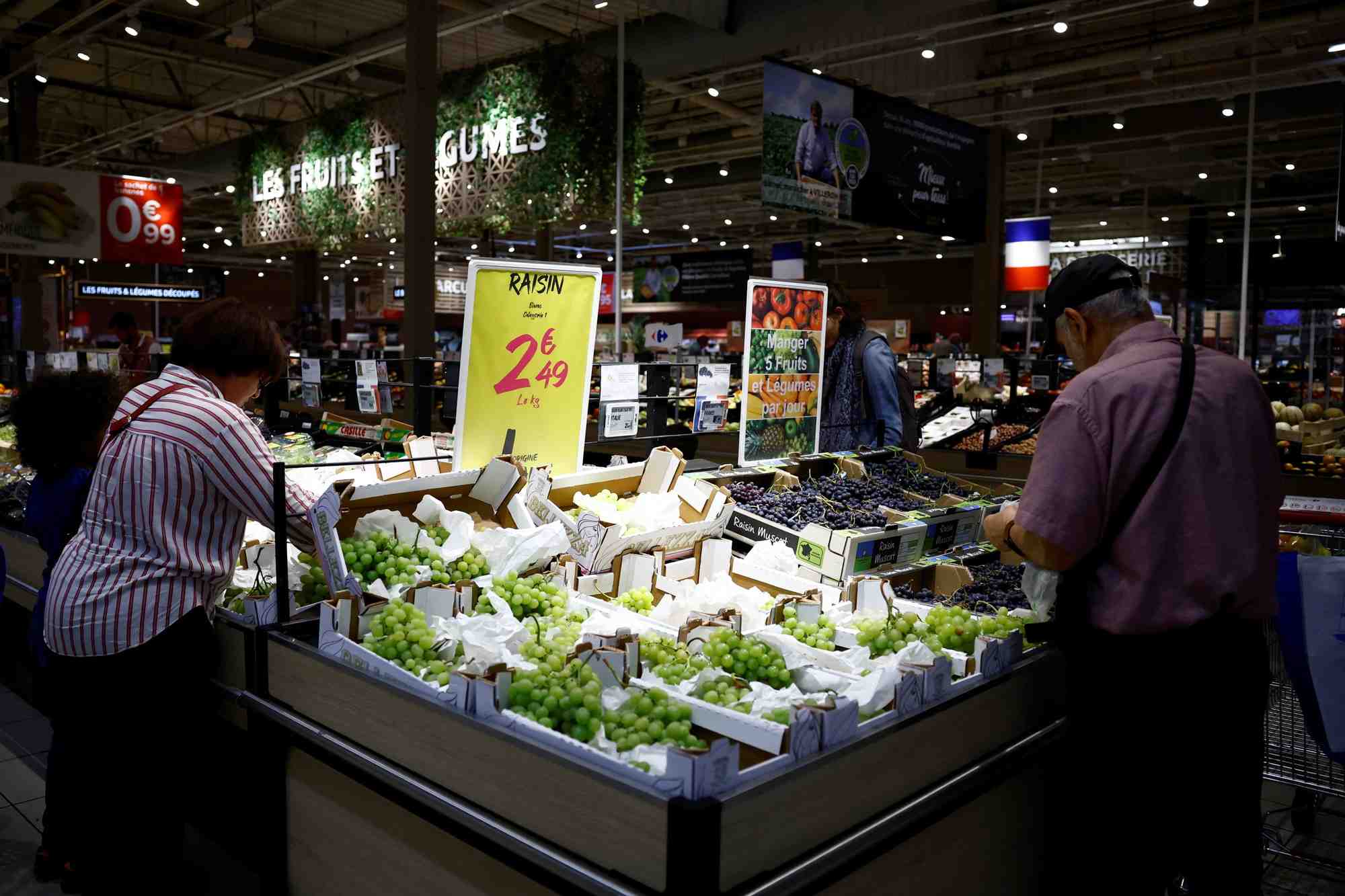 Des clients font leurs courses au rayon fruits et legumes d'un supermarche carrefour a montesson