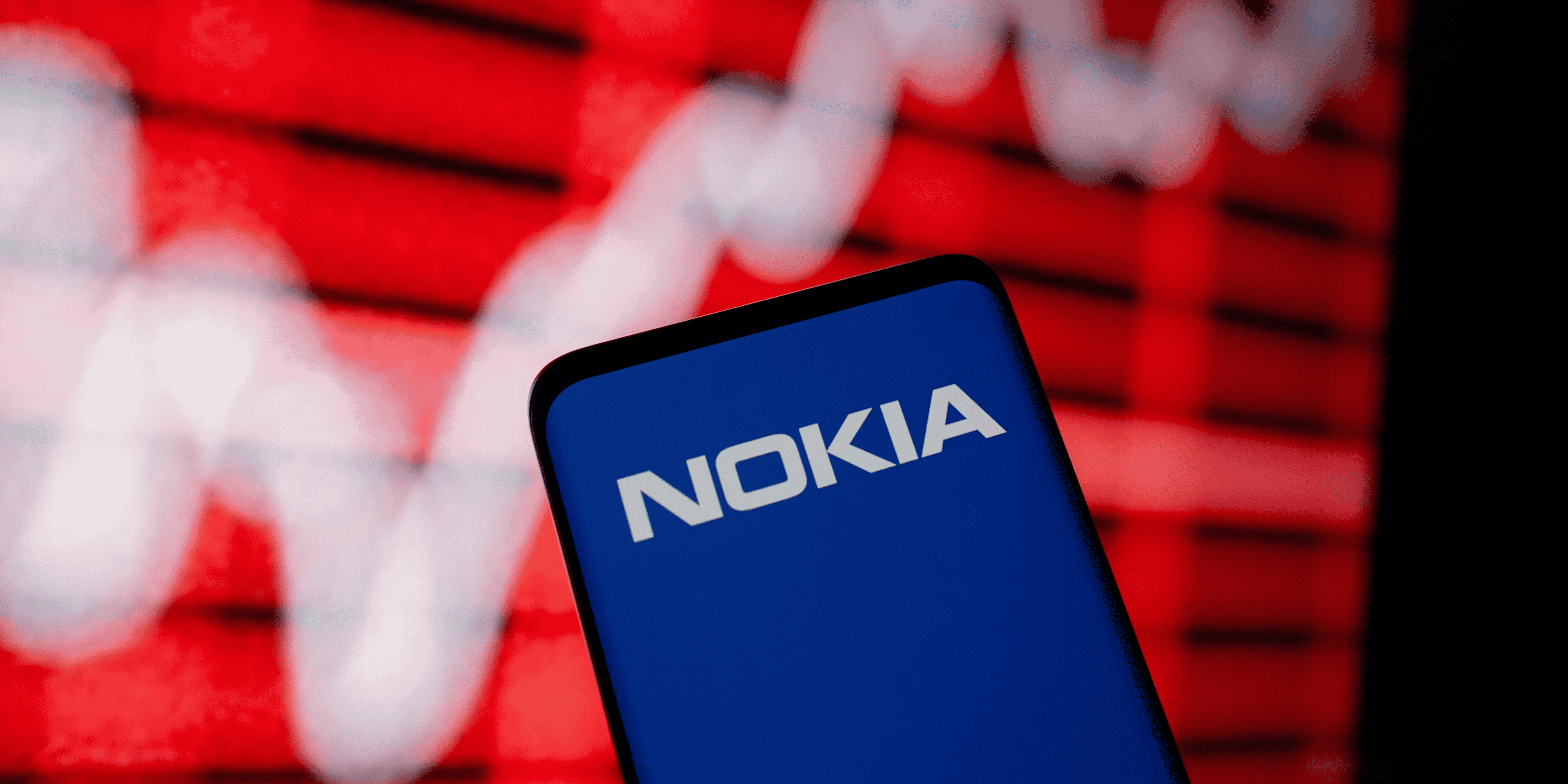 Photo d'archives: le logo de nokia affiche sur un telephone portable devant un graphique boursier