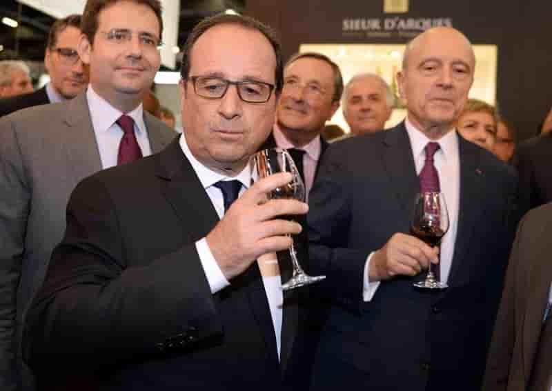francois hollande demande le respect des equilibres de la loi evin