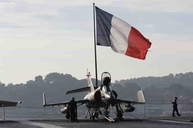 Hollande ordonne une intensification des frappes en irak et en syrie