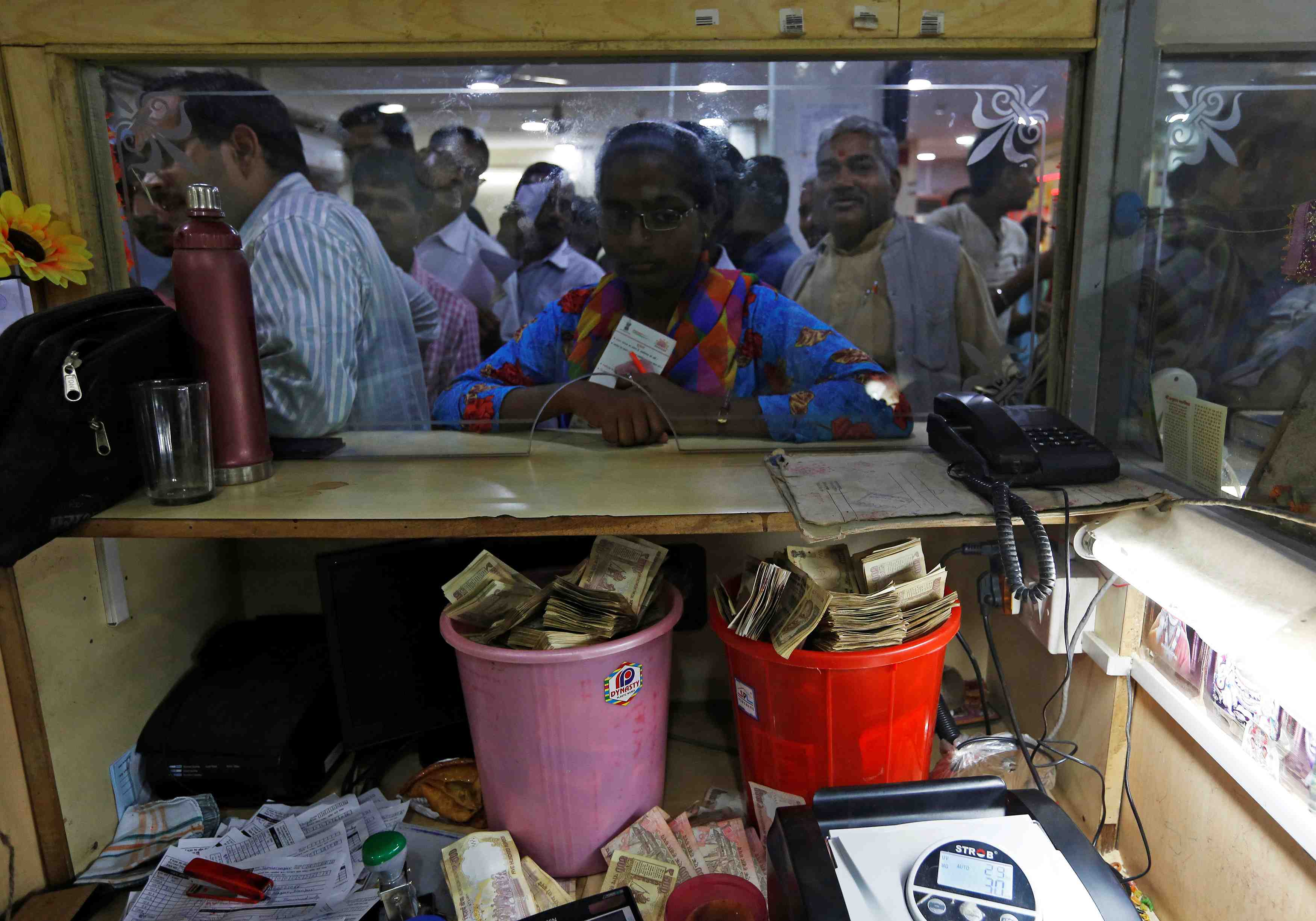 La demonetisation de gros billets provoque le desordre et la colere en inde