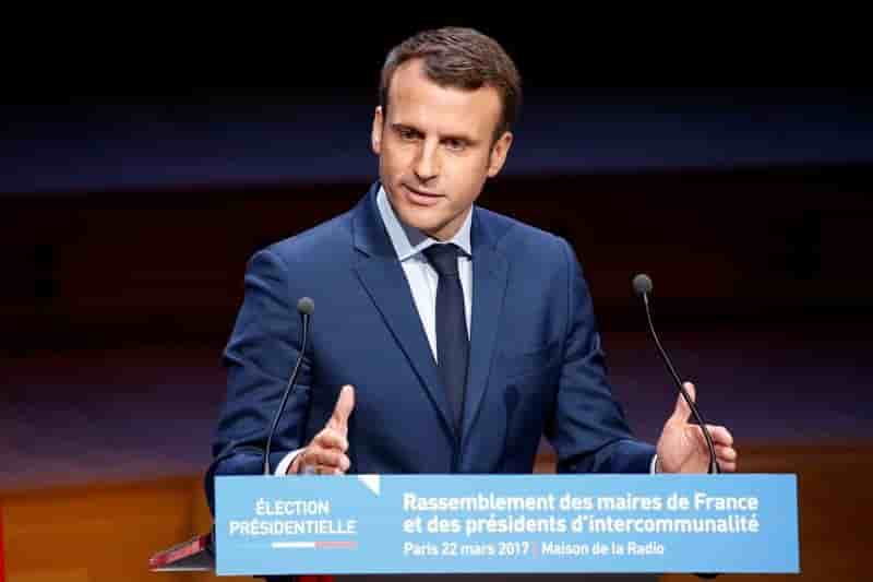 Macron hue par des maires