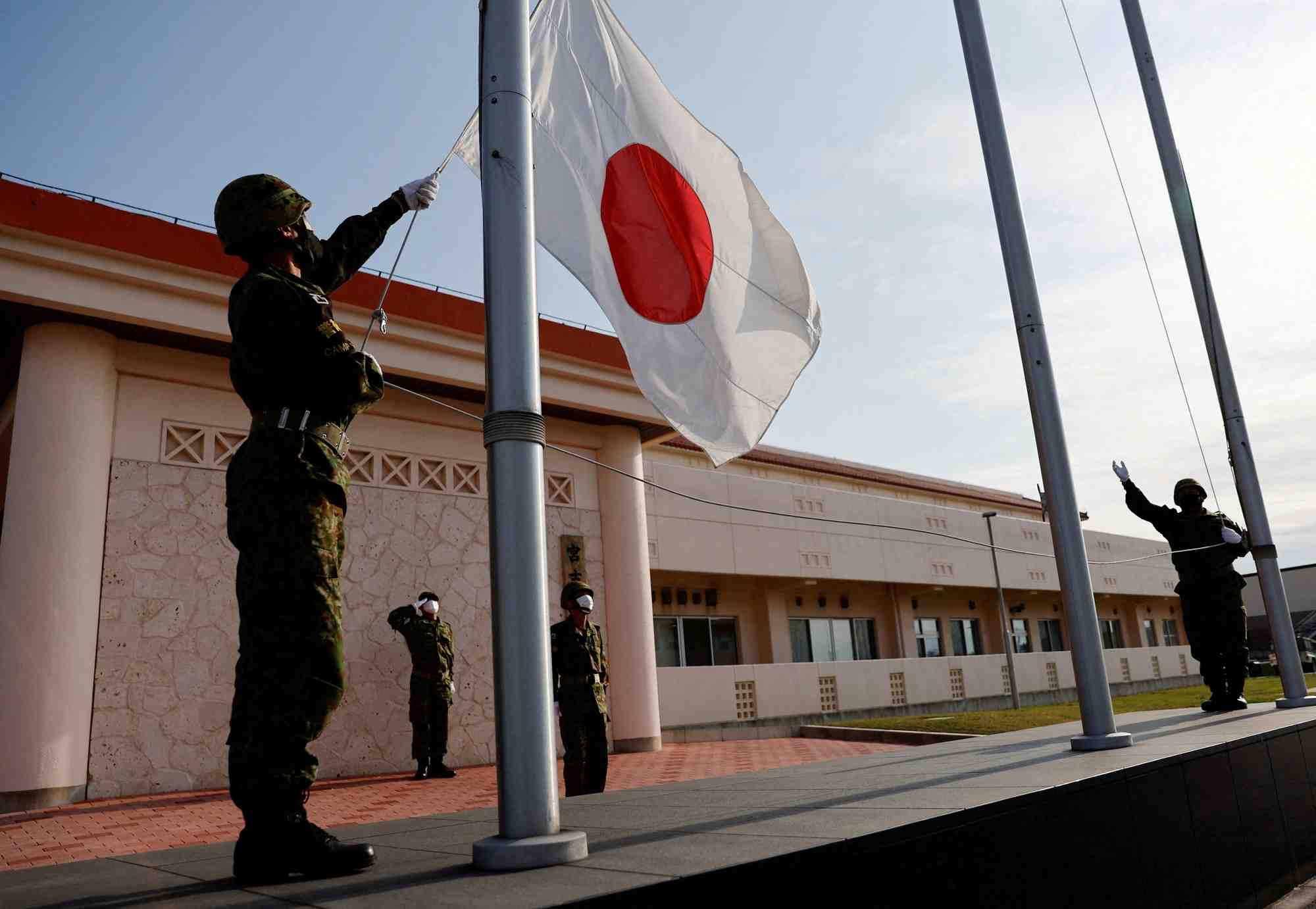 Tokyo envisage de deployer des missiles a longue portee, selon yomiuri