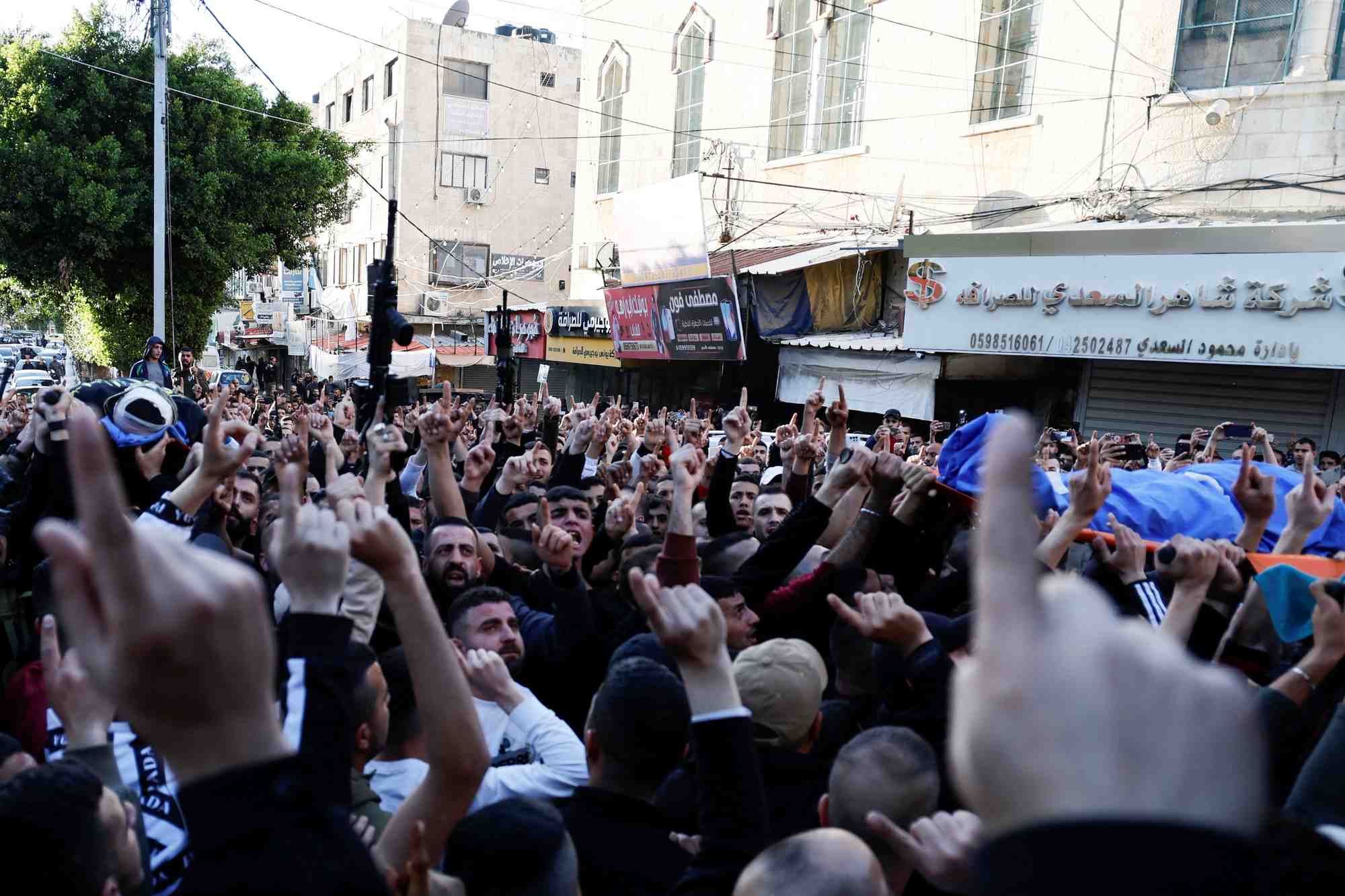 Des personnes portent les corps des palestiniens qui ont ete tues lors d'un raid des forces israeliennes dans la ville de jenine, en cisjordanie occupee