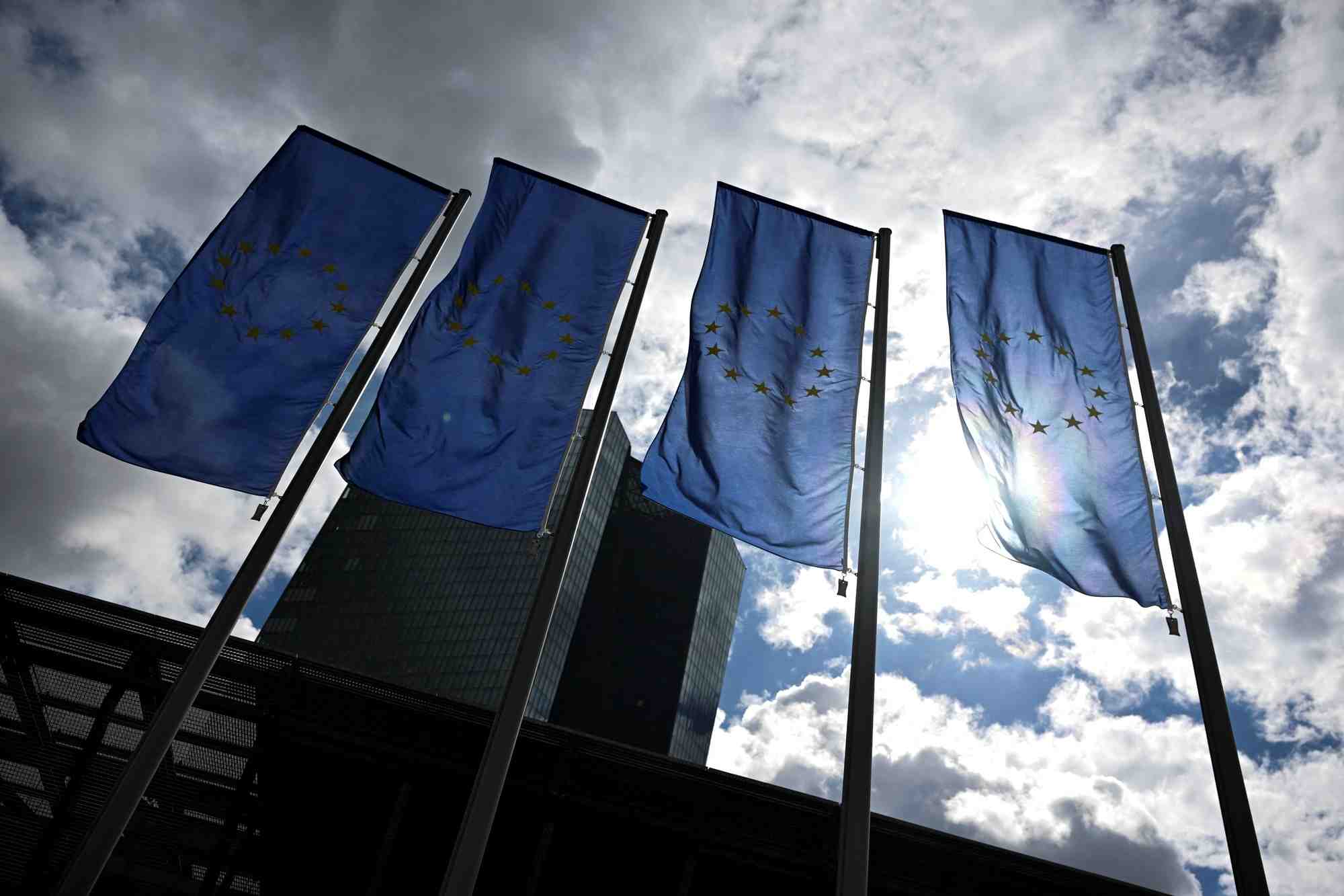 Les drapeaux de l'union europeenne flottent devant la bce