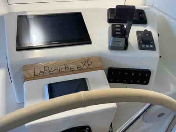 Le poste de pilotage a été repensé pour inclure un écran de 12 pouces qui facilite la gestion des différents systèmes du bateau, tout en intégrant une application smartphone.