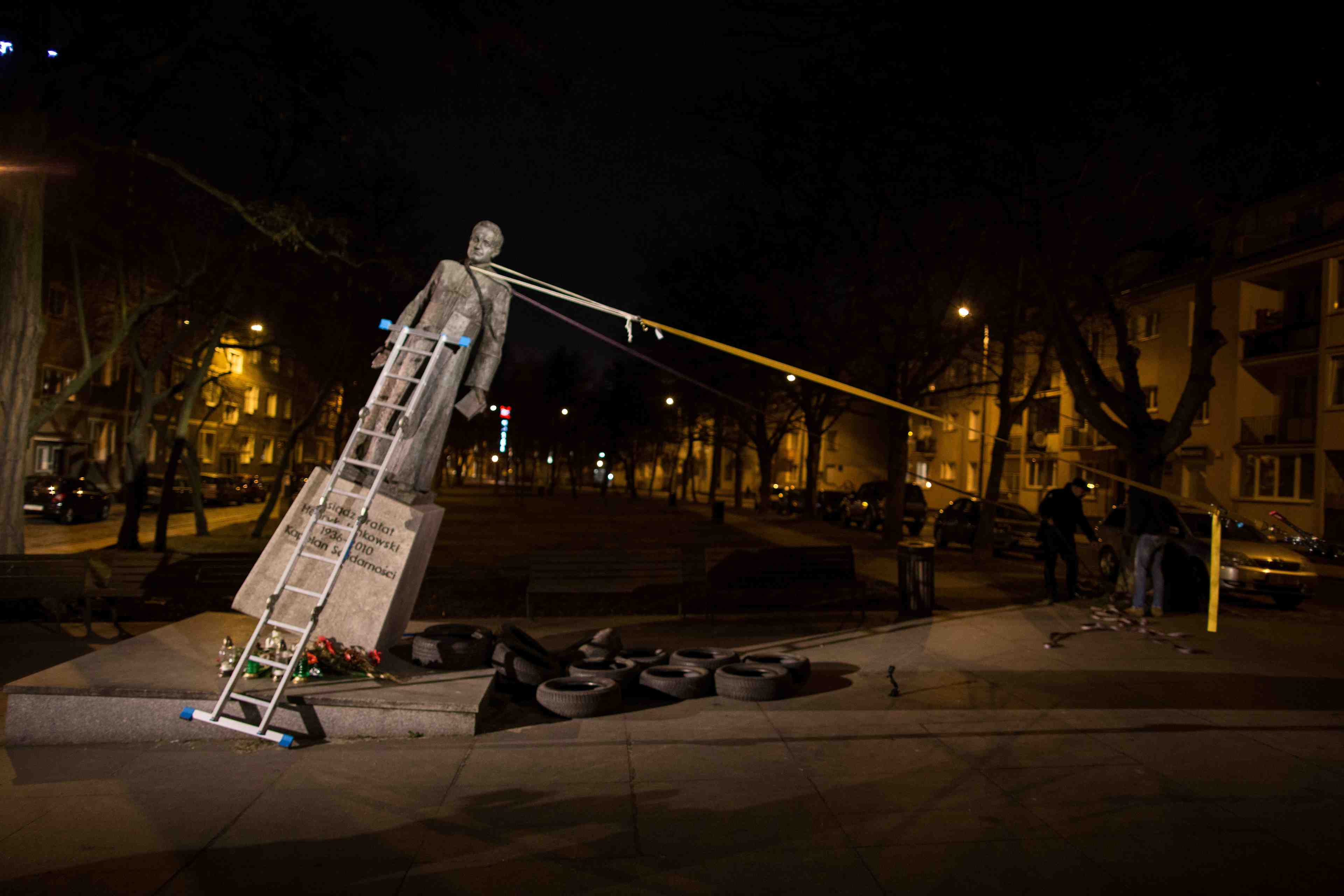 La statue d'un pretre soupconne de pedophilie renversee a gdansk
