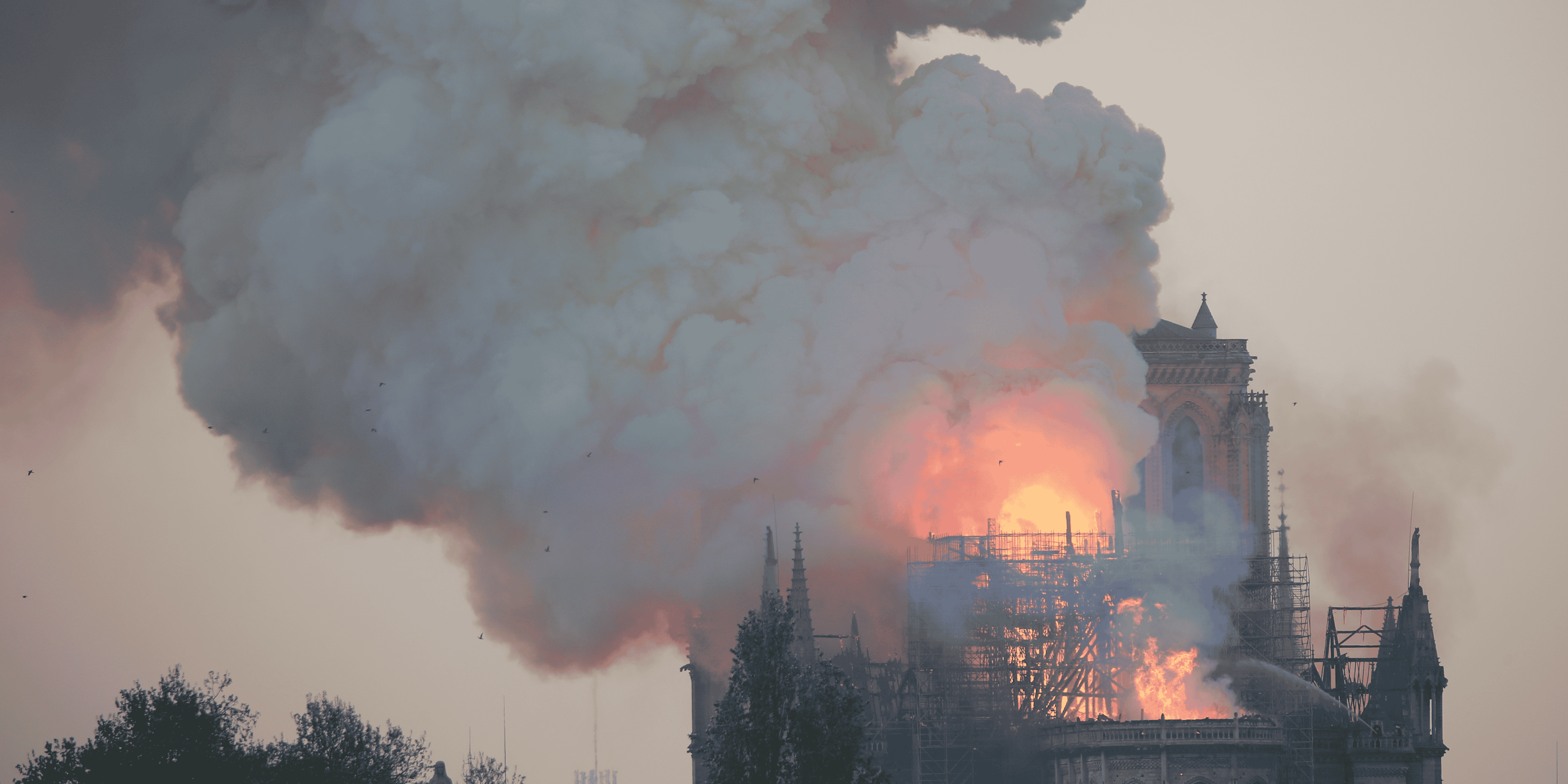 La fleche de notre-dame de paris s'est effondree