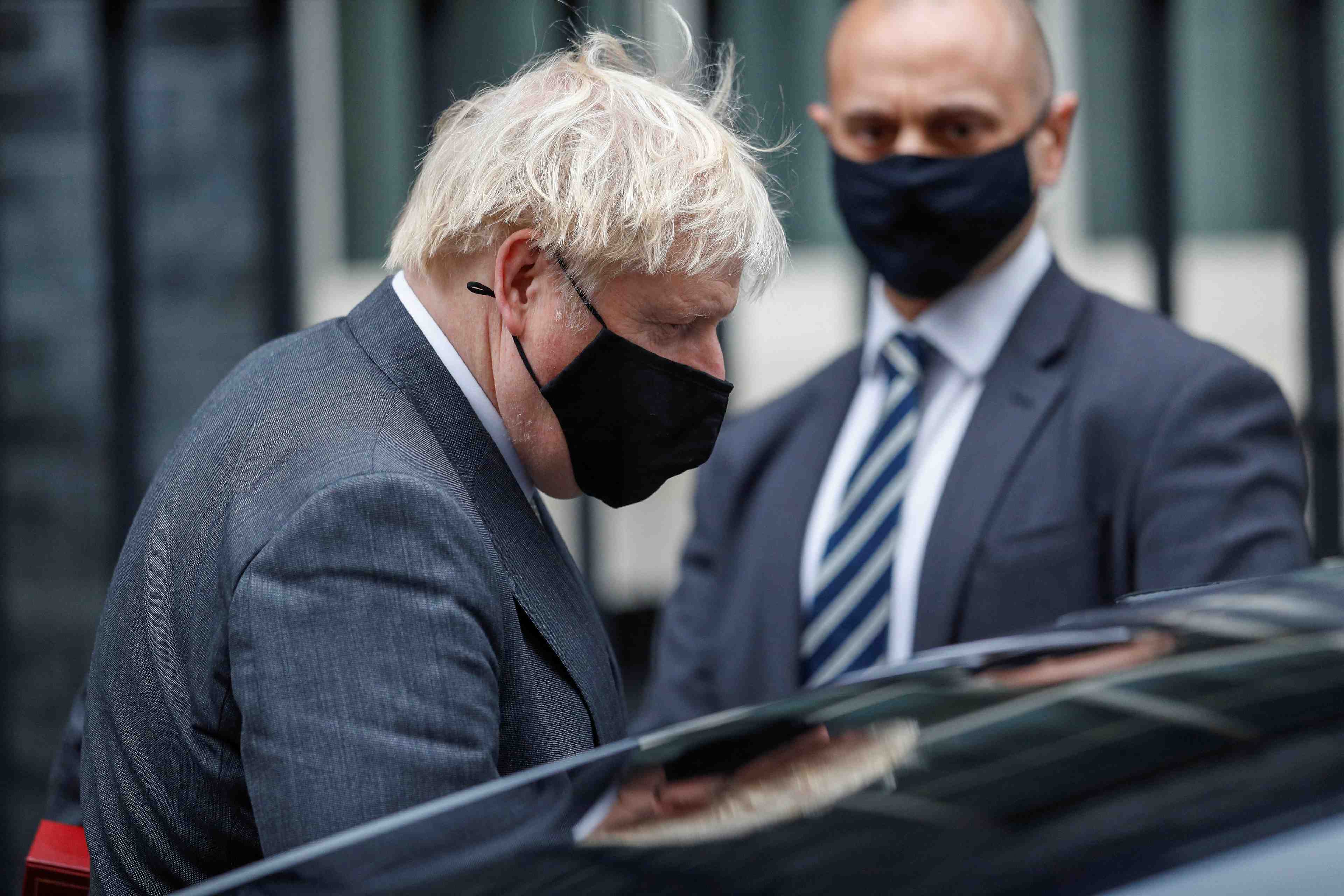 Royaume-uni: johnson en photo dans son jardin avec une dizaine de personnes en mai 2020