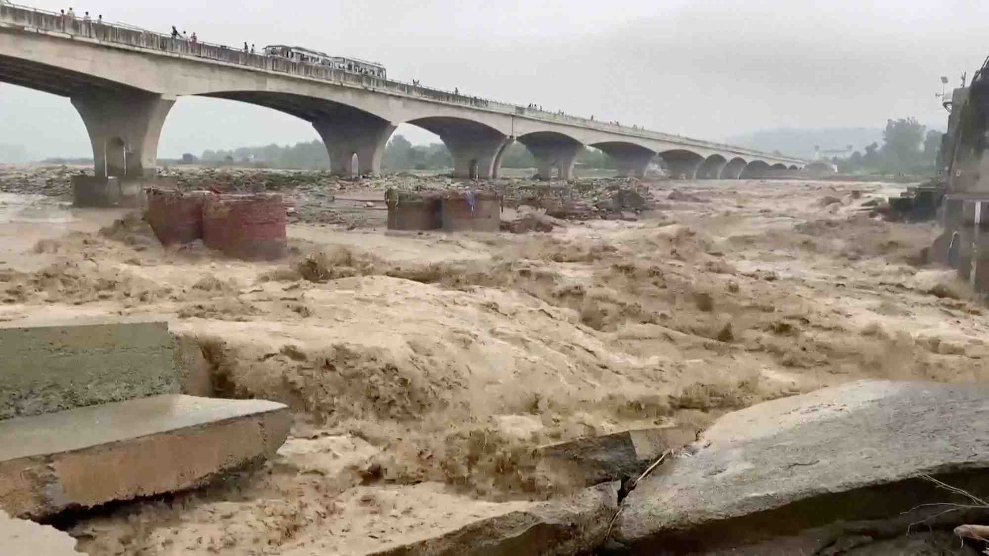 Inondations et glissements de terrain ont fait au moins 50 morts en inde