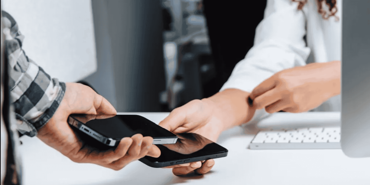 Le Tap to phone permet aux vendeurs d'encaisser les paiements sans contact depuis un simple smartphone.