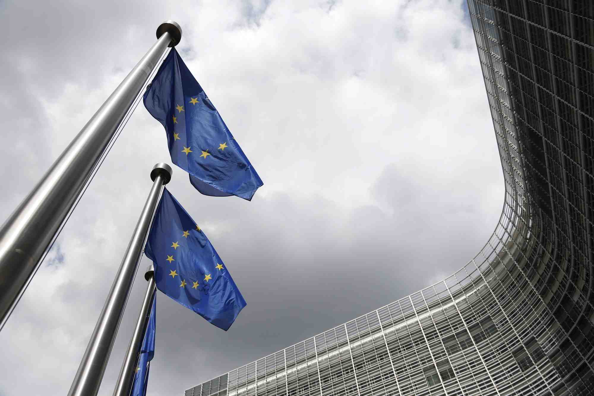 Les drapeaux de l'union europeenne devant le siege de la commission europeenne a bruxelles