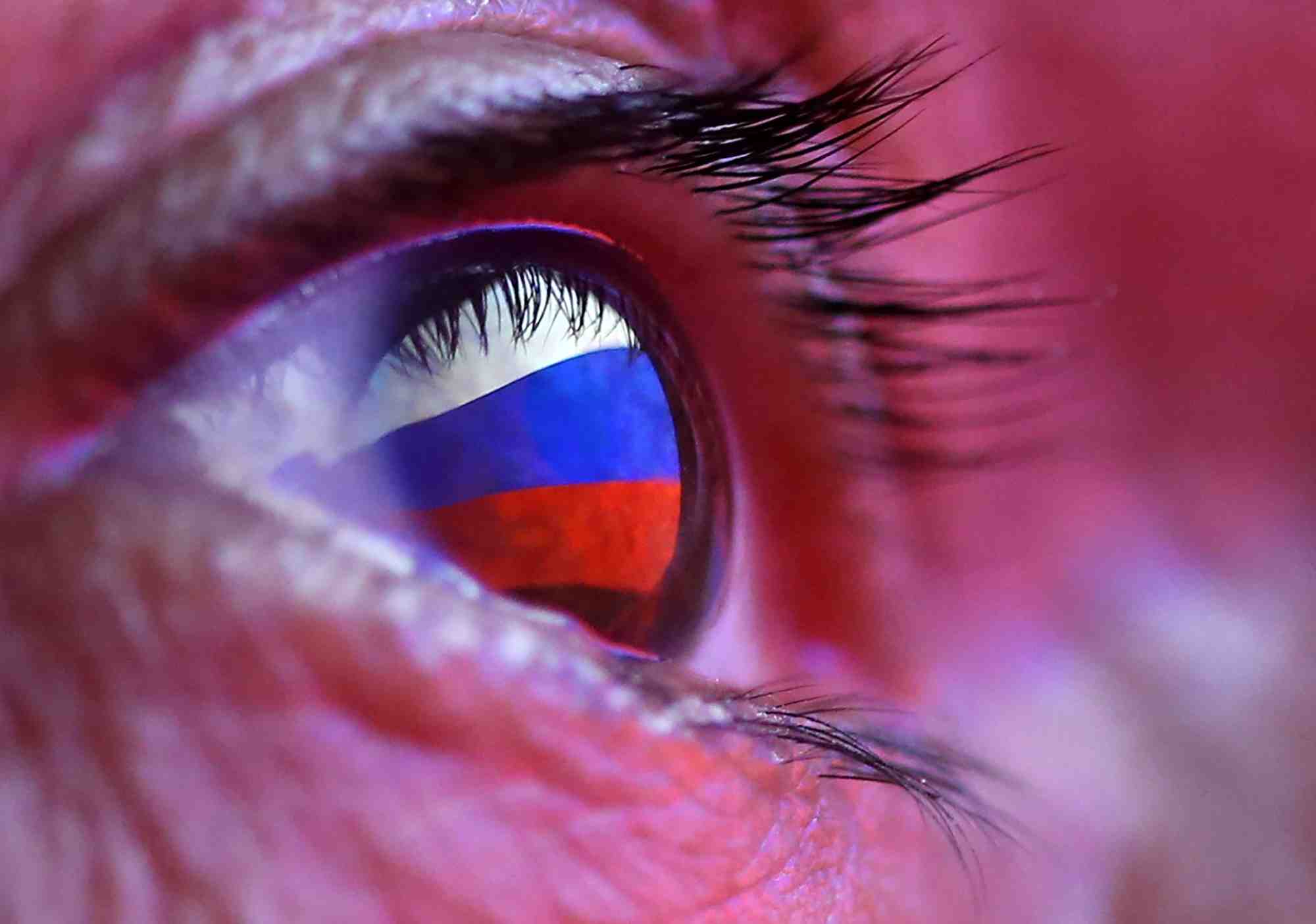 Un drapeau russe se reflete dans un oeil sur cette illustration.