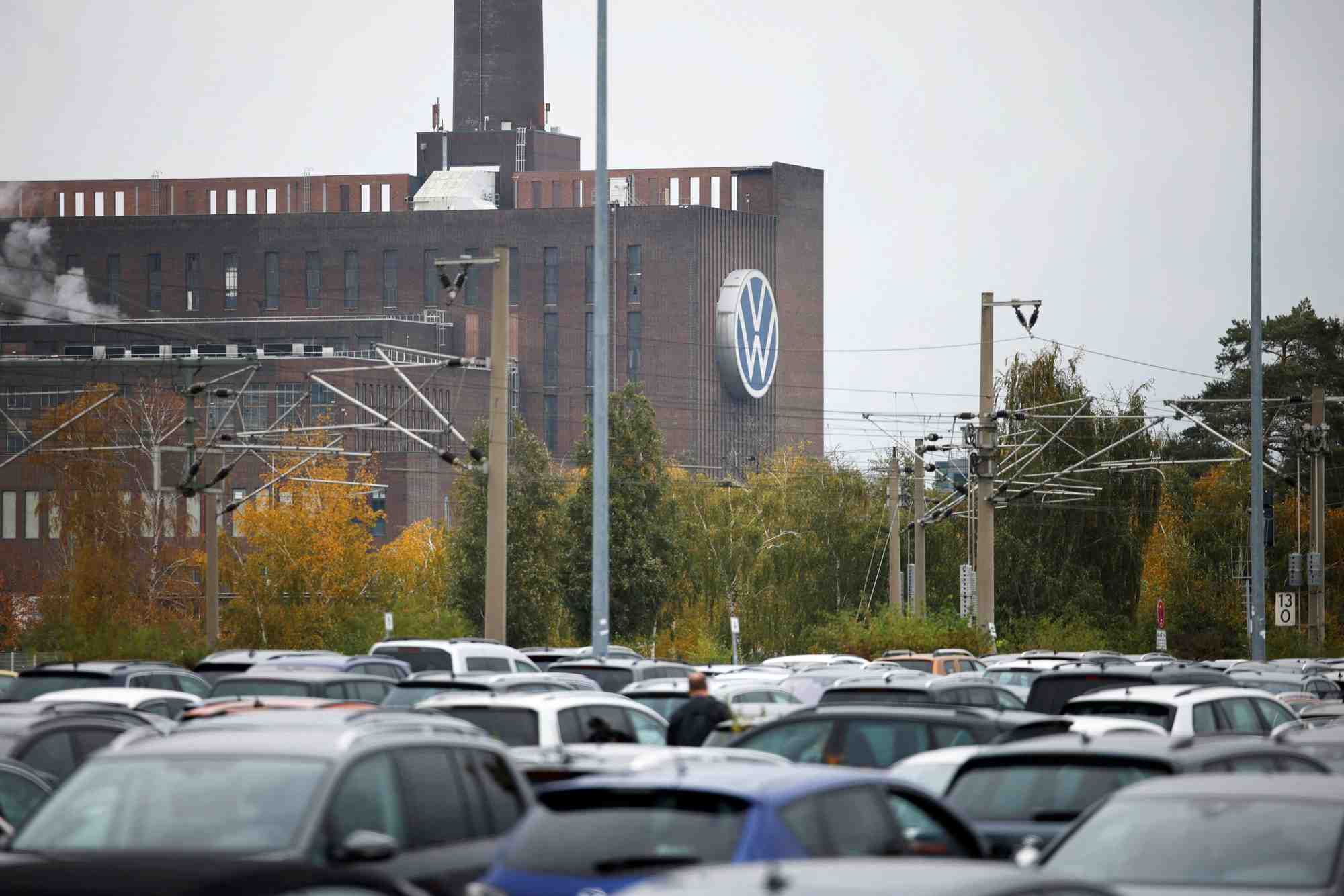 Un batiment d'usine au siege de volkswagen est photographie