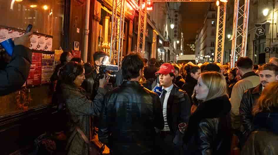 Un supporter de Donald Trump portant une casquette devant le Harrys Bar, pour les élections du président des États-Unis, à Paris, dans la nuit du 5 au 6 novembre 2024.