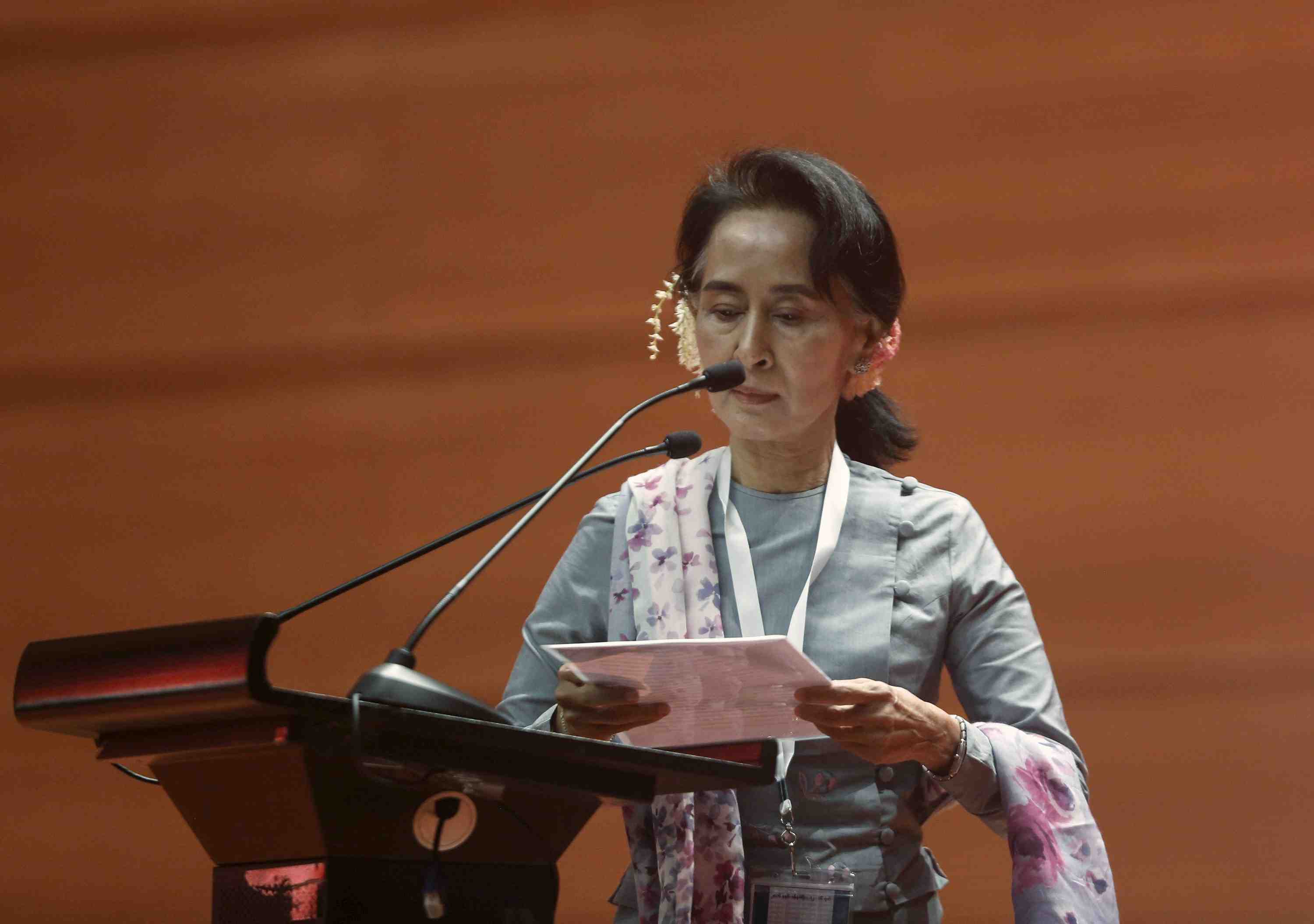 En birmanie, aung san suu kyi tente de mettre fin a des decennies de conflits armes