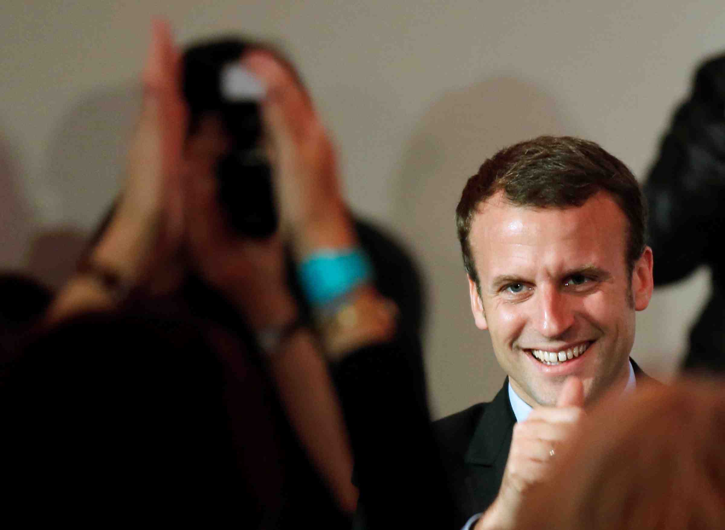 Fillon estime que la candidature de macron signe la fin du quinquennat d'hollande