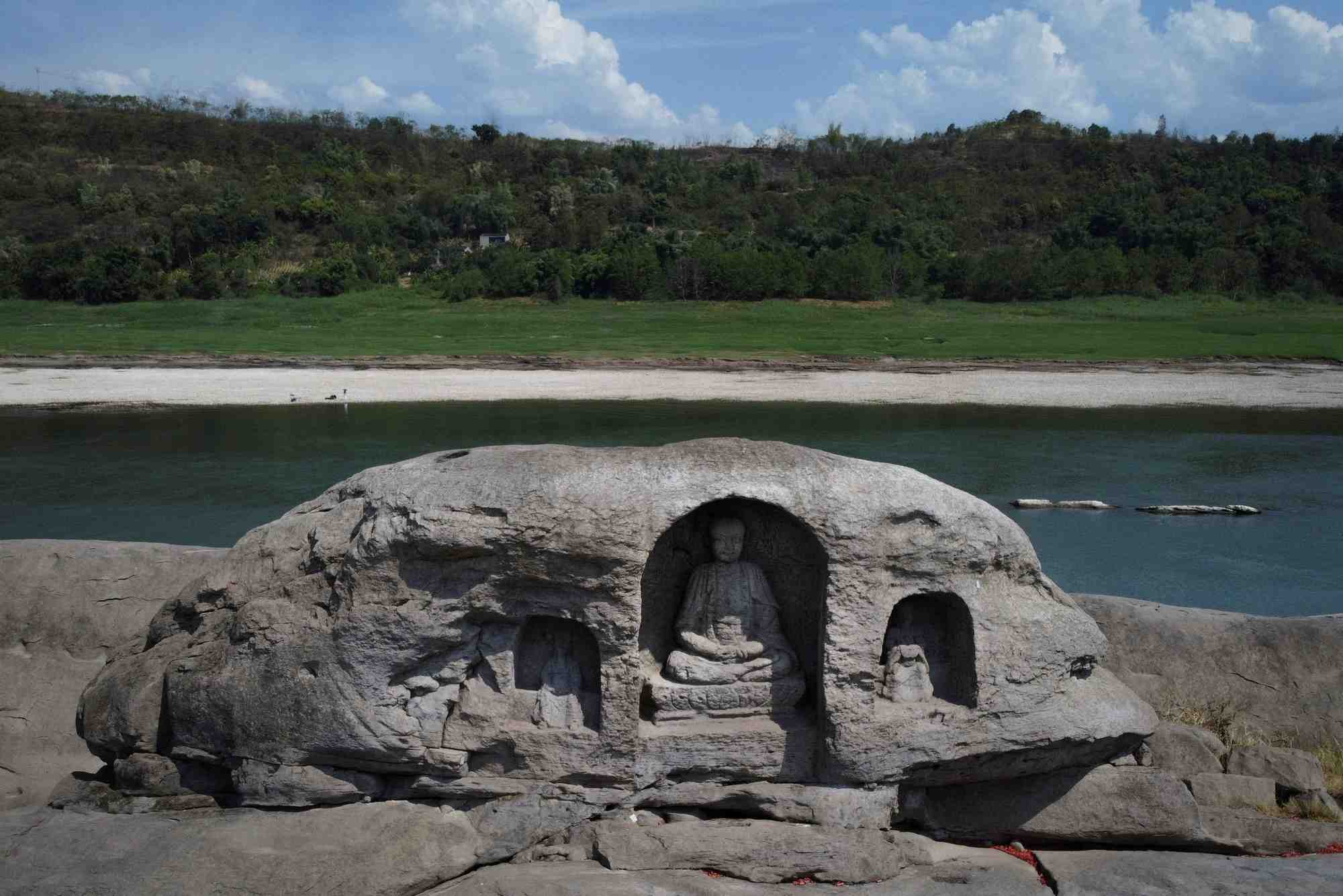 Secheresse en chine, le yangtse devoile trois statues bouddhistes