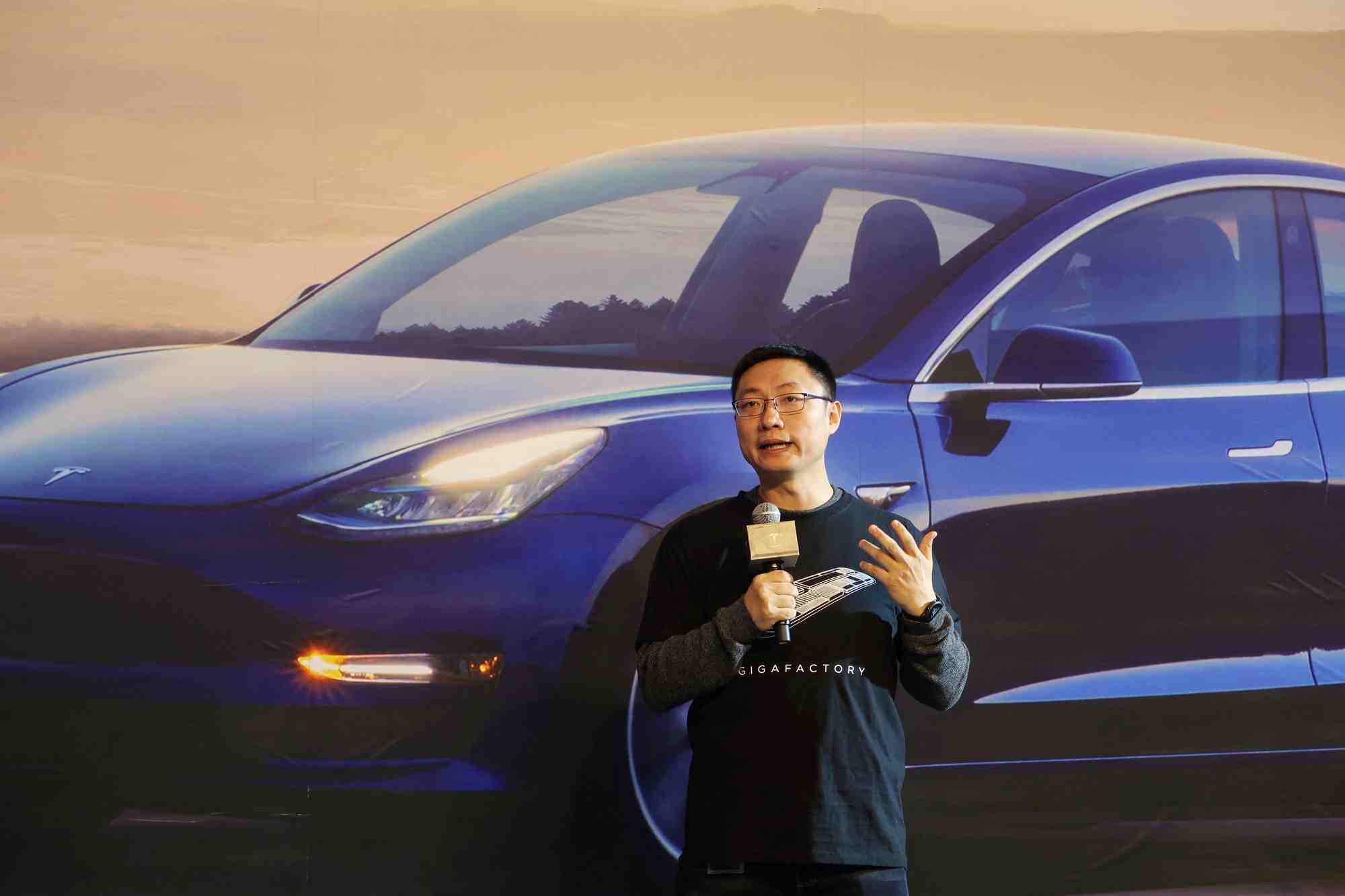 Photo d'archives du chef de tesla en chine, tom zhu, lors d'une ceremonie a shanghai